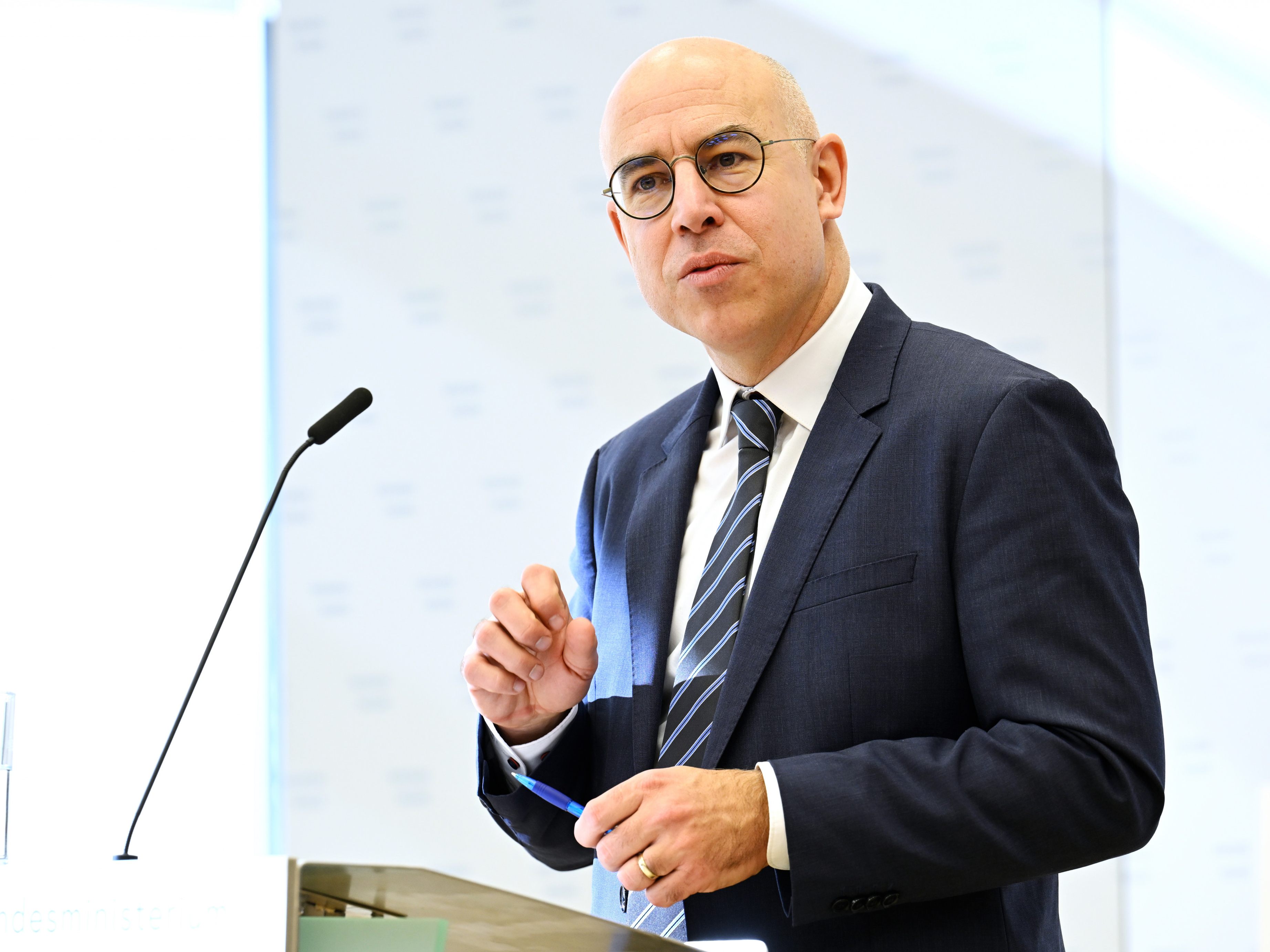 WIFO-Direktor Gabriel Felbermayr sieht wohlstandsmäßig harte Jahre auf Österreich zukommen.