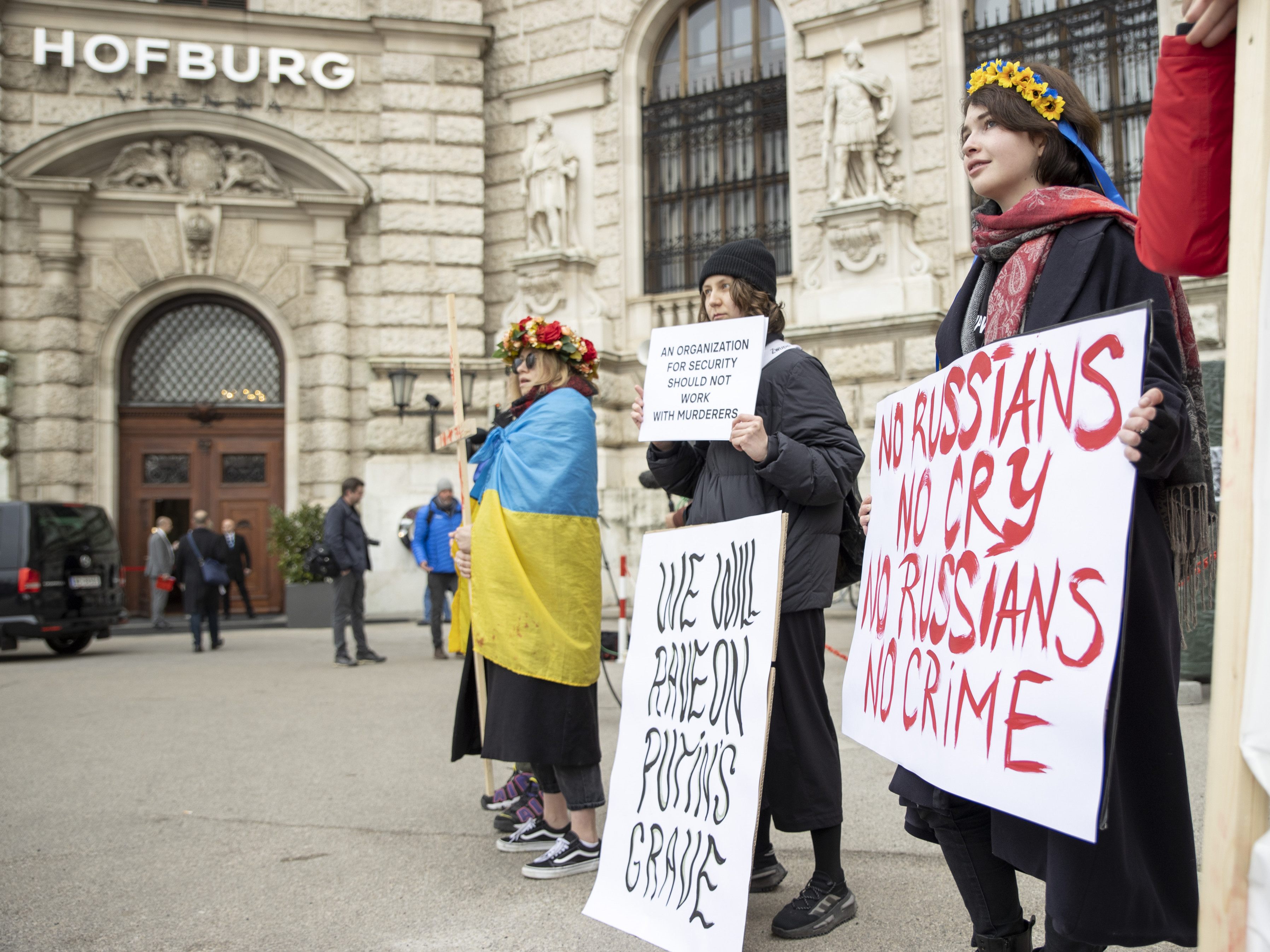Am Donnerstag startete die OSZE-Tagung in Wien. Vor der Hofburg demonstrierte die ukrainische Diaspora gegen die Teilnahme russischer Abgeordneter an dem Treffen.