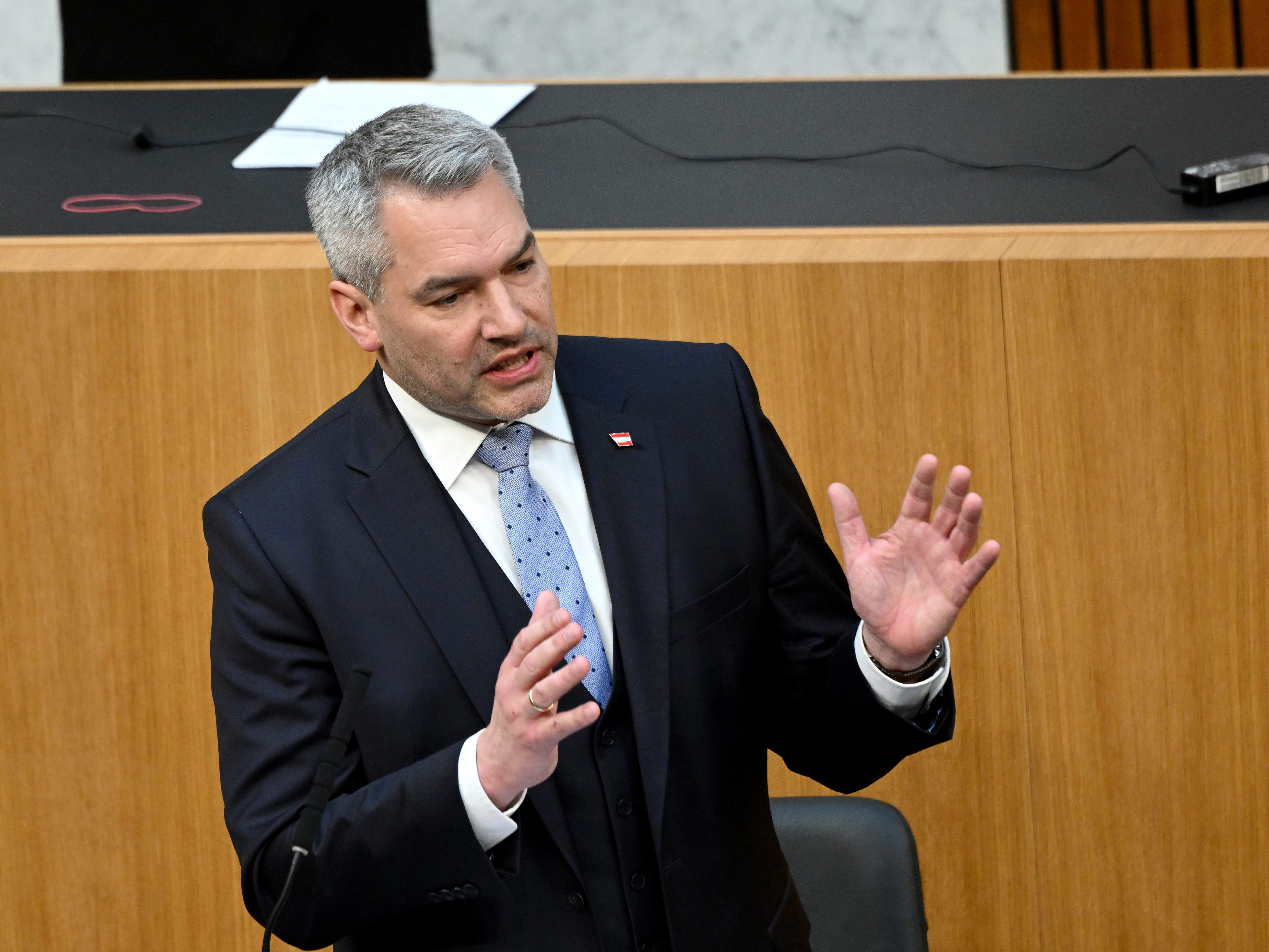 Kanzler Karl Nehammer wollte sich vor Journalisten nicht auf ein Finanzierungsmodell zum ORF festlegen.