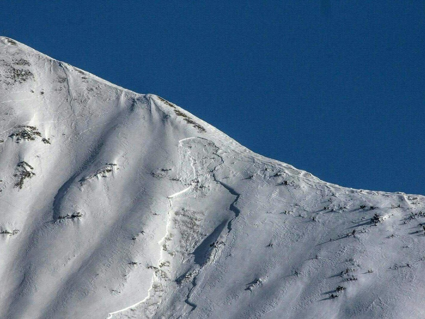 In Tirol wurden zwei Skitourengeher tot aus dem Schnee geborgen.