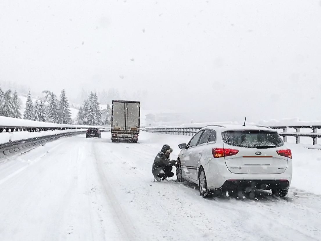 Das starke Schneetreiben bringt auf vielen Straßen Österreichs Verkehrsbehinderungen mit sich.