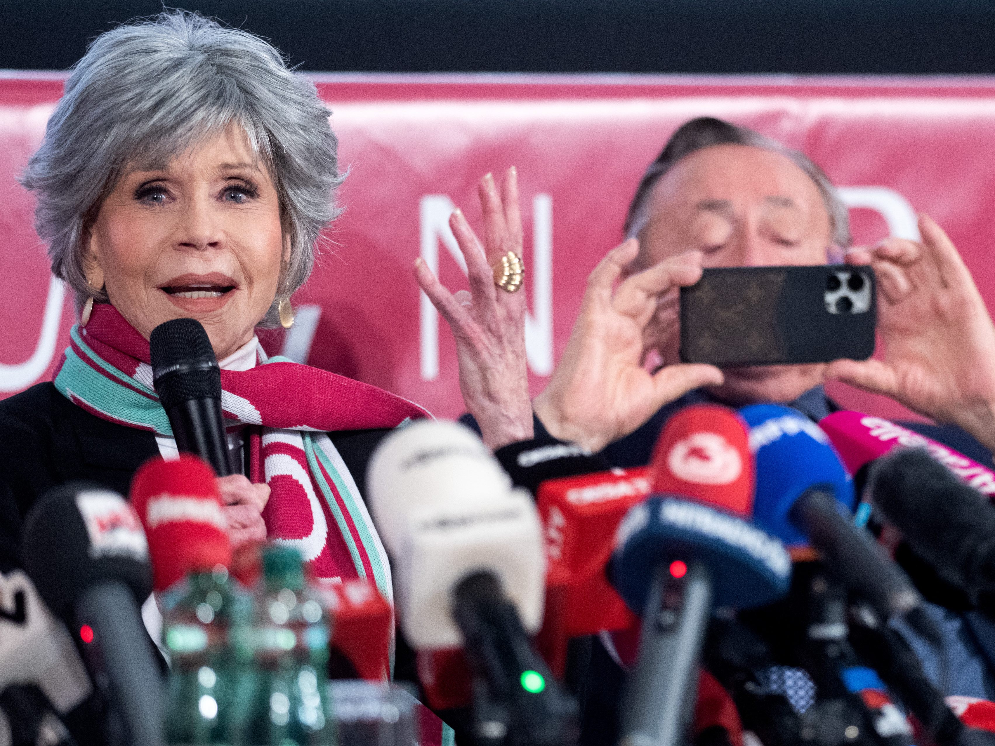 Jane Fonda zeigte sich gut gelaunt bei der Pressekonferenz mit Richard Lugner. Jane Fonda zeigte sich gut gelaunt bei der Pressekonferenz mit Richard Lugner.