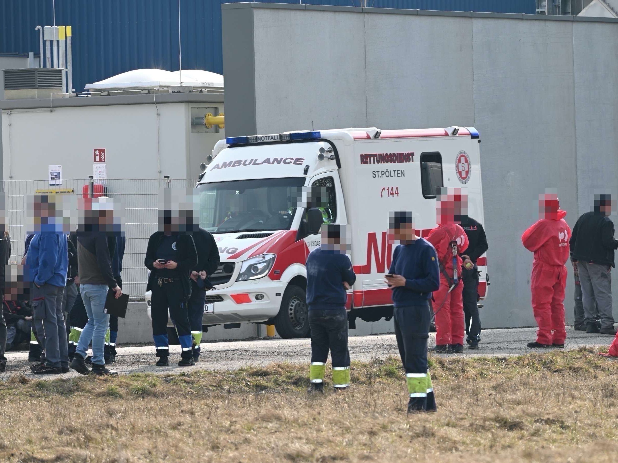Großeinsatz von Feuerwehr und Rettung nach tödlicher Verpuffung in St. Pölten. Großeinsatz von Feuerwehr und Rettung nach tödlicher Verpuffung in St. Pölten.