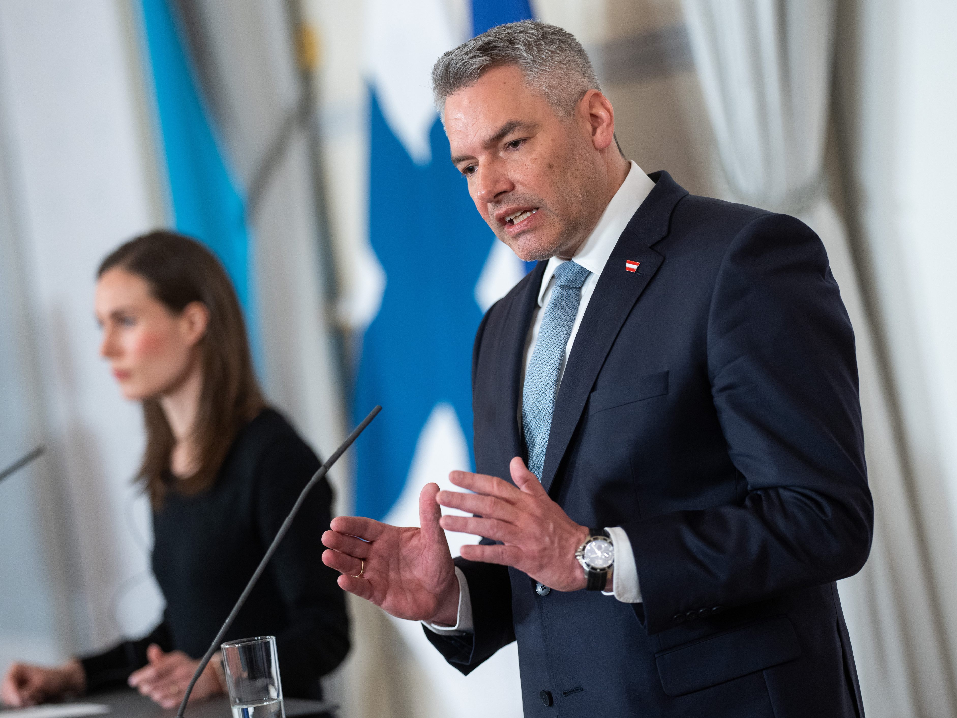 Nehammer meinte, "Vorwurf Russlands, dass wir nicht neutral sind, geht ins Leere". Nehammer meinte, "Vorwurf Russlands, dass wir nicht neutral sind, geht ins Leere".