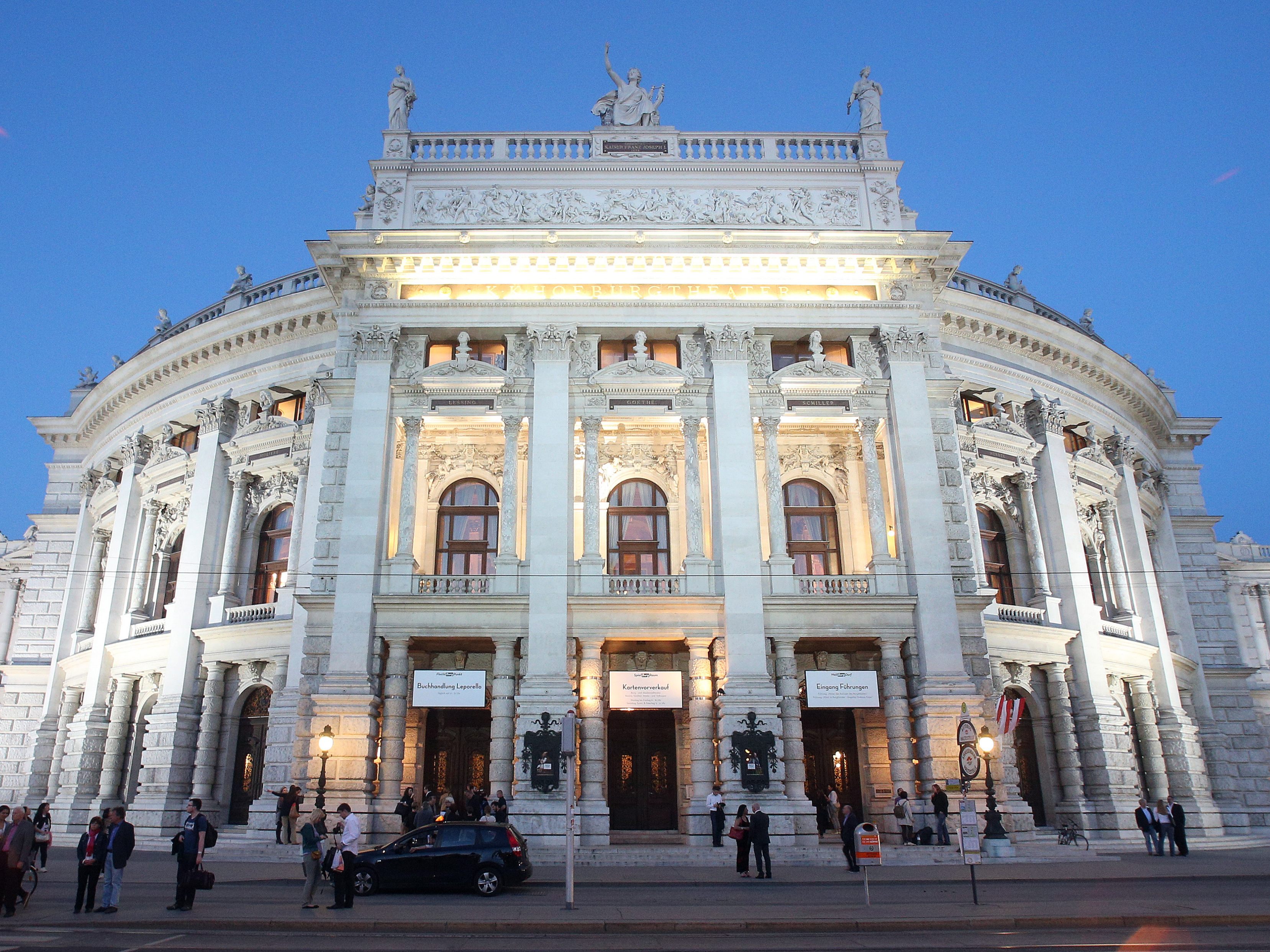 Das Wiener Burgtheater verschiebt die für Samstag geplante Raimund-Premiere.