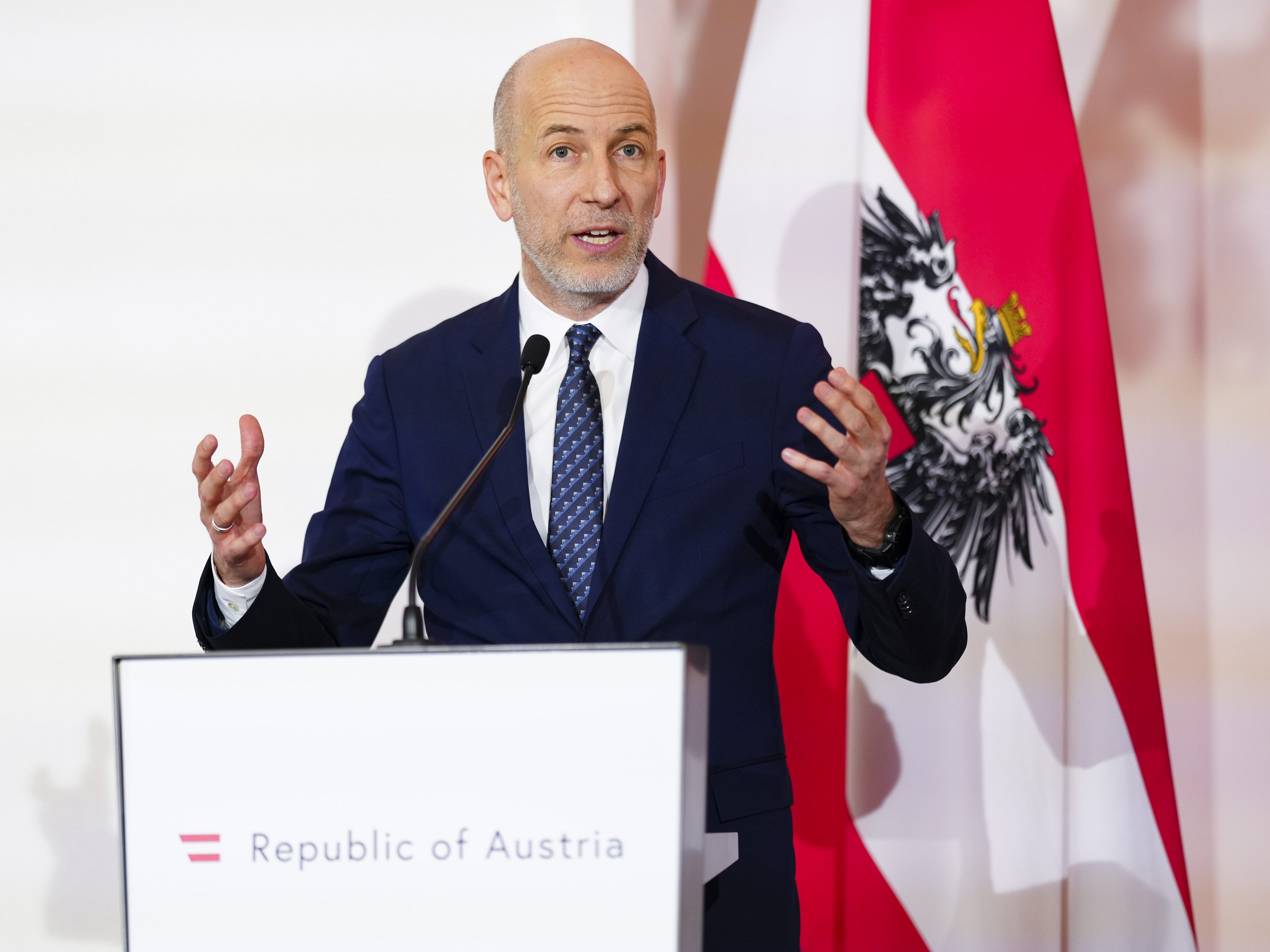 Live: "Umsetzungsstart der Klima- und Transformationsoffensive" mit Wirtschaftsminister Kocher. Live: "Umsetzungsstart der Klima- und Transformationsoffensive" mit Wirtschaftsminister Kocher.