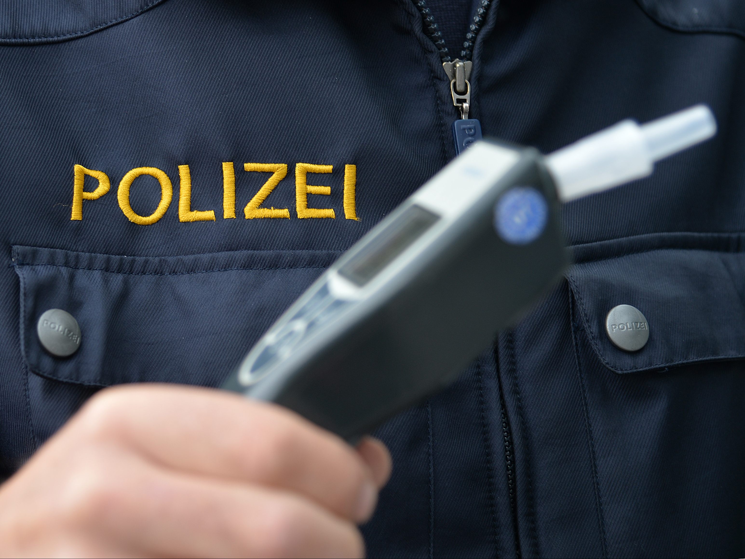 Ein alkoholisiertes Ex-Pärchen attackierte Polizisten in Wien-Ottakring, als diese ein Streit zwischen den Ex-Lebenspartnern klären wollten. Ein alkoholisiertes Ex-Pärchen attackierte Polizisten in Wien-Ottakring, als diese ein Streit zwischen den Ex-Lebenspartnern klären wollten.
