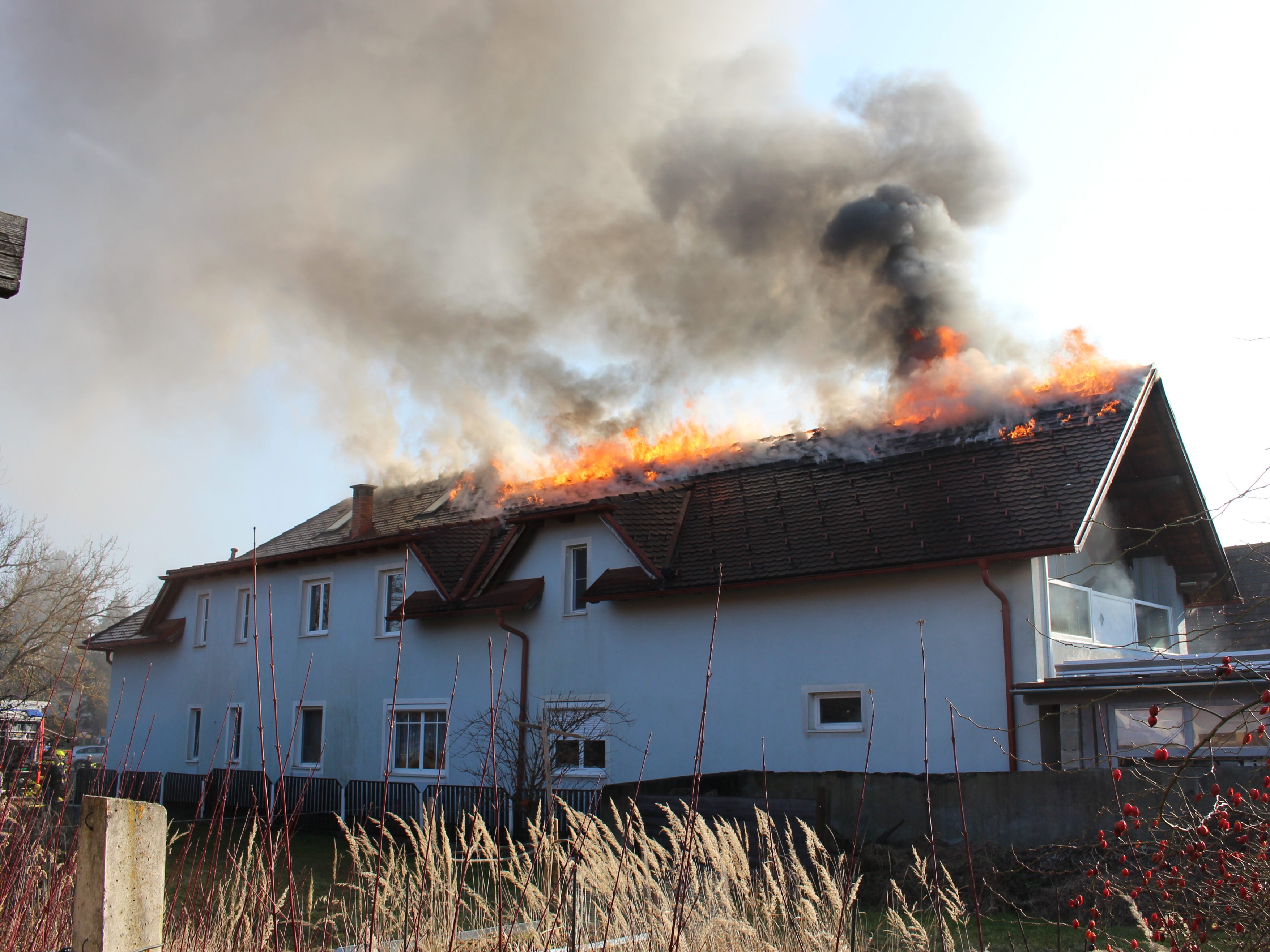 Ein Dachstuhlbrand in Eltendorf führte zu einem Feuerwehr-Großeinsatz. Ein Dachstuhlbrand in Eltendorf führte zu einem Feuerwehr-Großeinsatz.