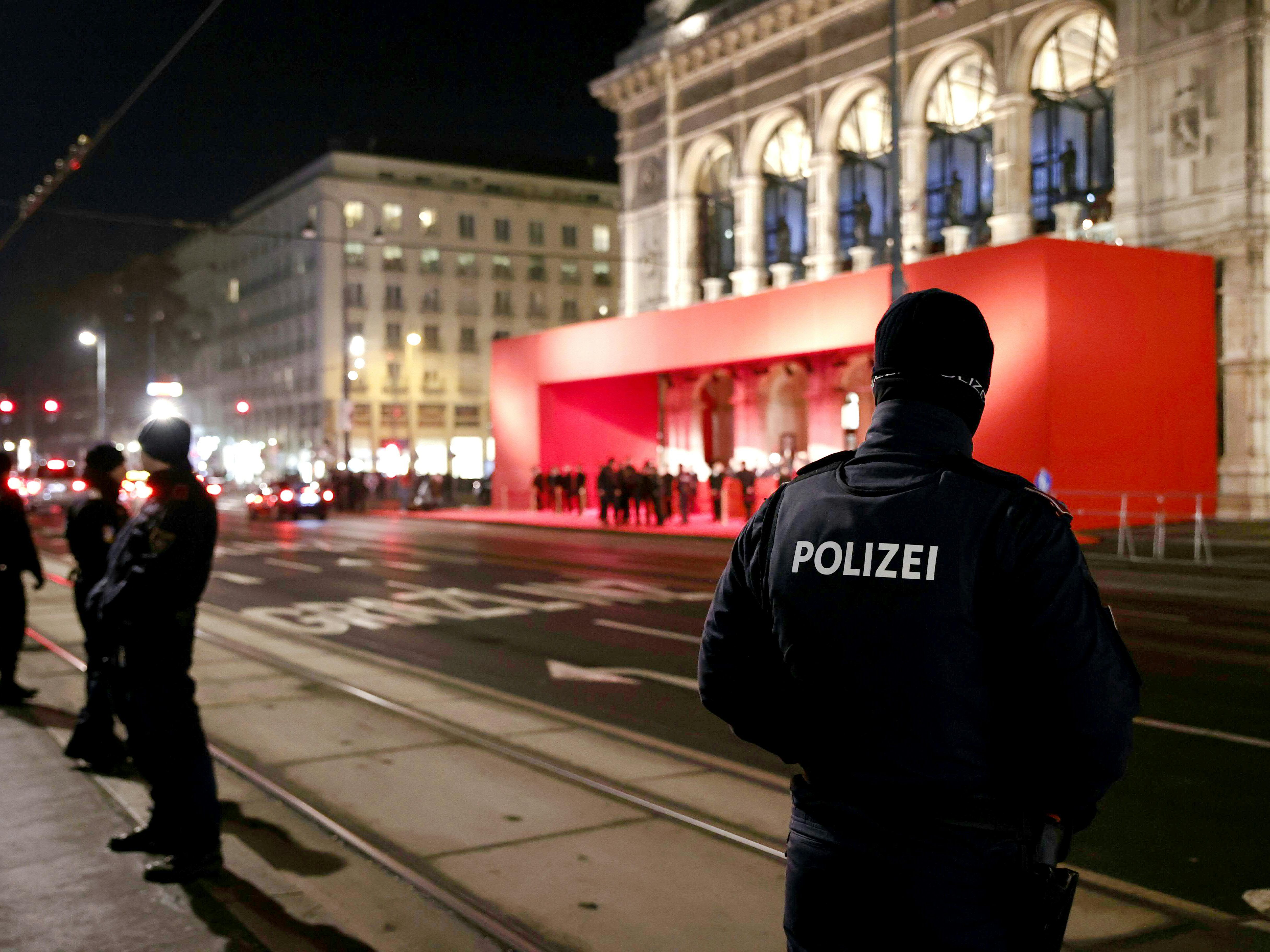 Vier Anzeigen nach Klima-Protesten beim Wiener Opernball 2023.