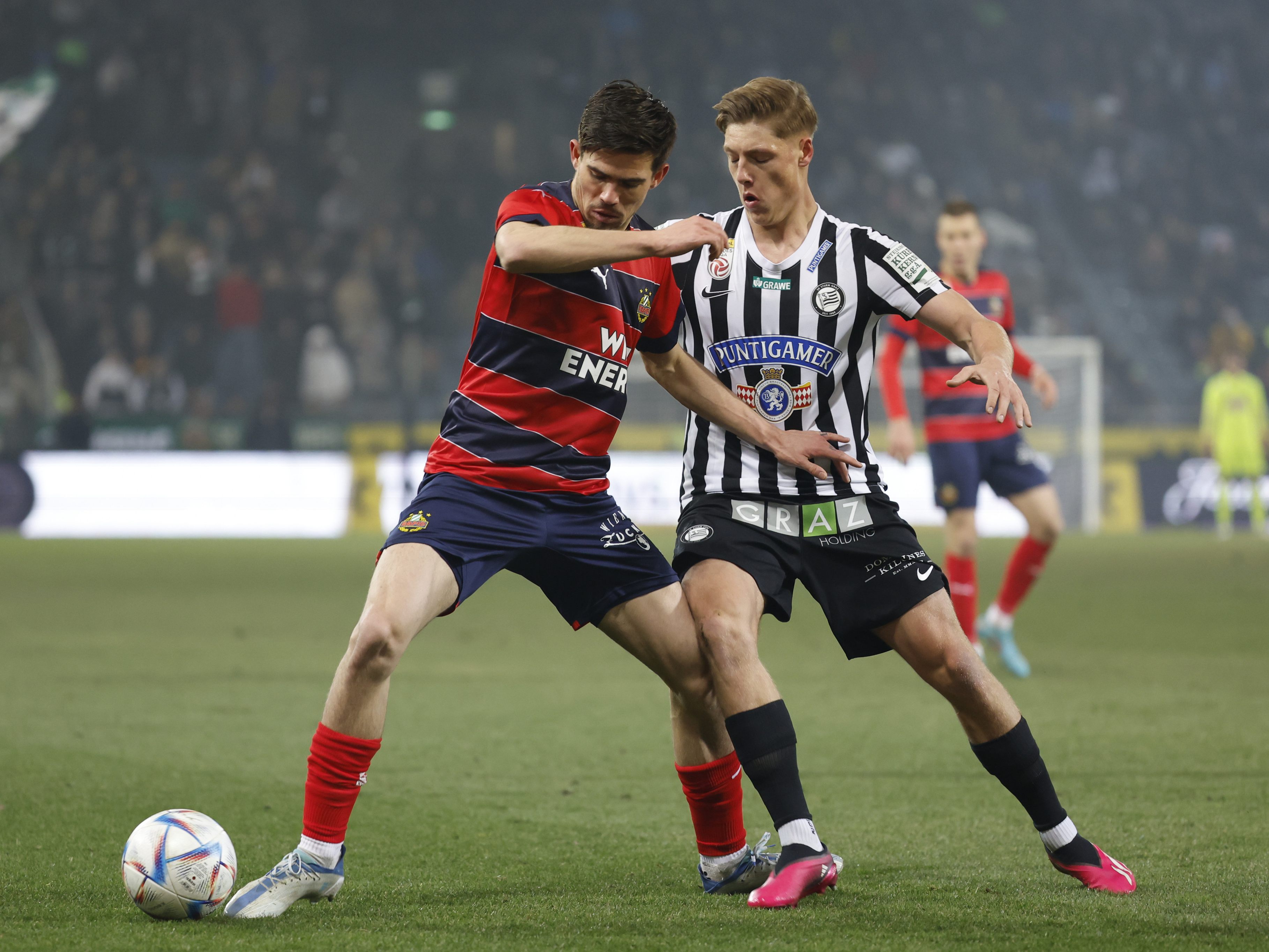 Niederlage in letzter Minute: Rapid Wien muss sich gegen Sturm Graz geschlagen geben. Niederlage in letzter Minute: Rapid Wien muss sich gegen Sturm Graz geschlagen geben.