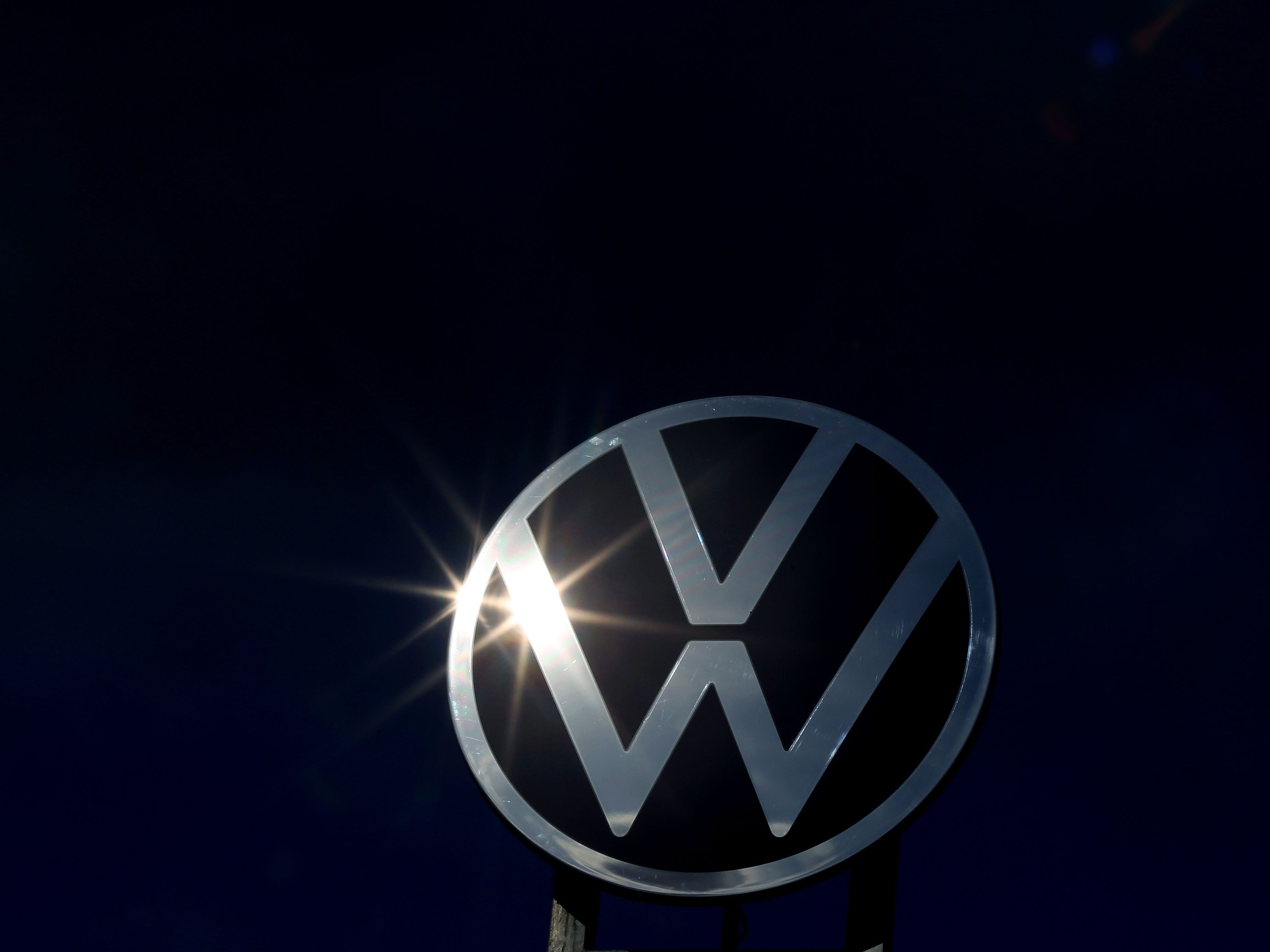 Das Foto zeigt das VW-Logo. Das Foto zeigt das VW-Logo.