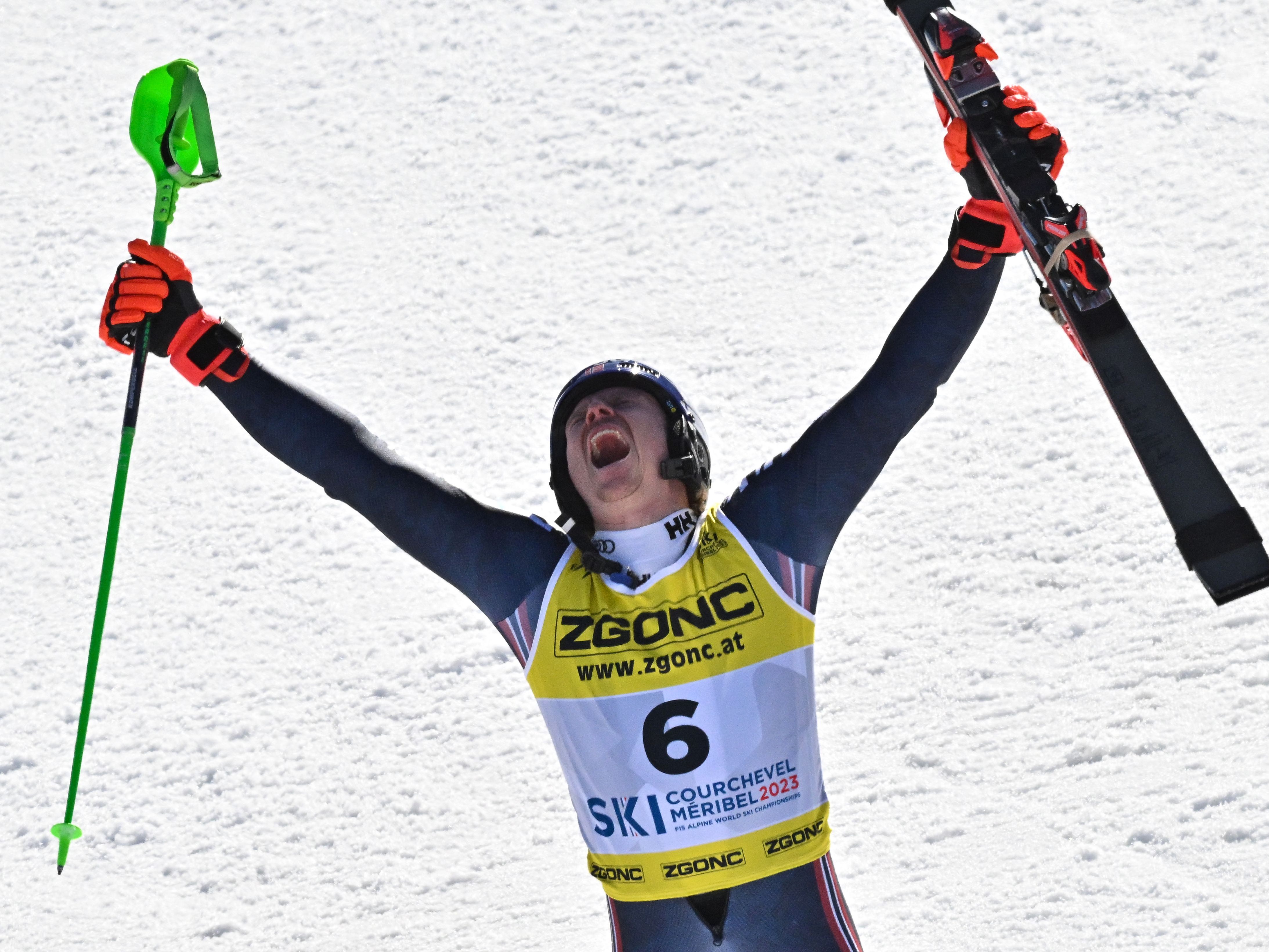 Kristoffersen feiert seinen Sieg.