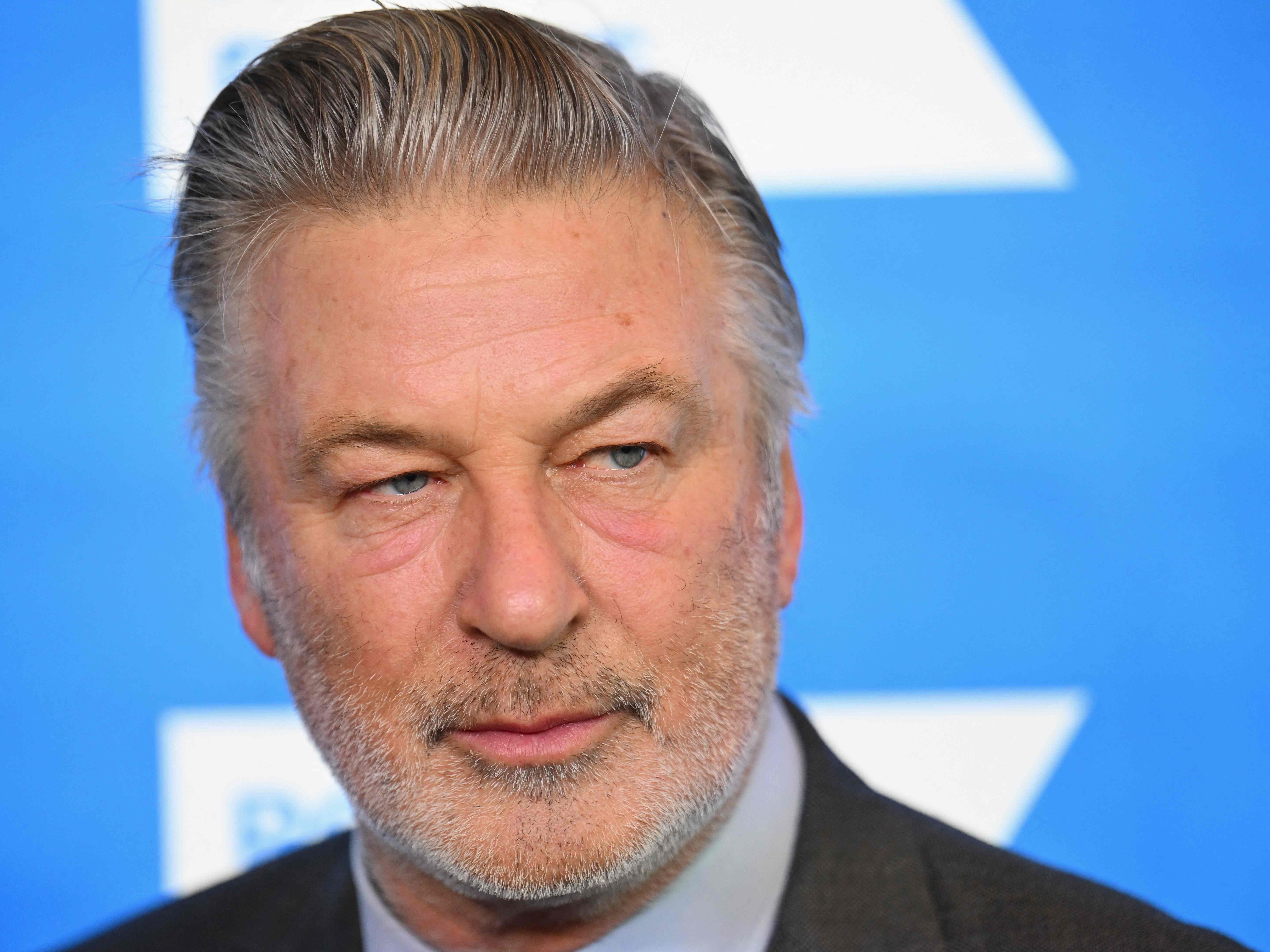 Die Staatsanwaltschaft lässt einen Vorwurf gegen Alec Baldwin fallen. Die Staatsanwaltschaft lässt einen Vorwurf gegen Alec Baldwin fallen.