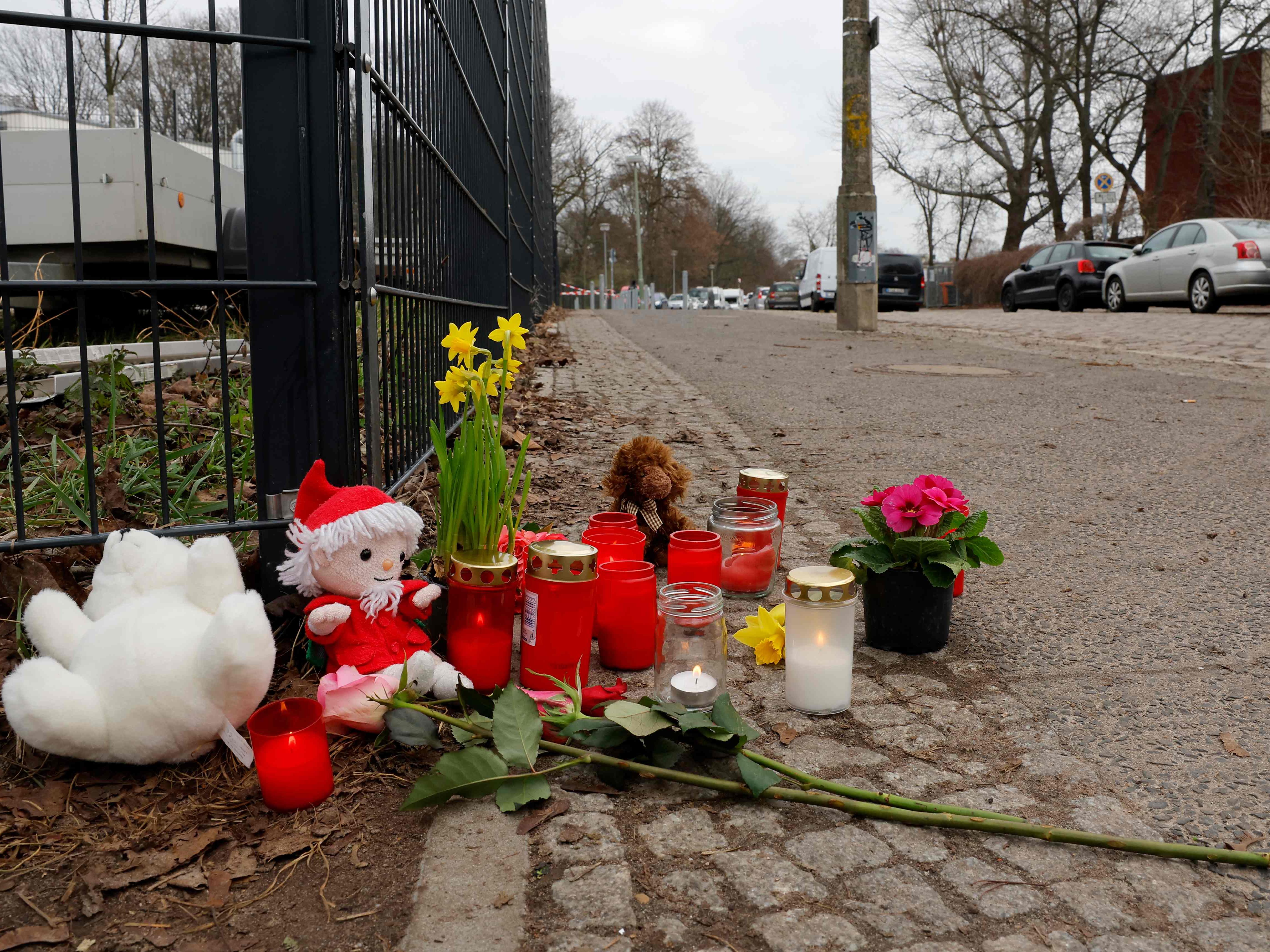 Am Parkrand wurden Blumen niedergelegt.