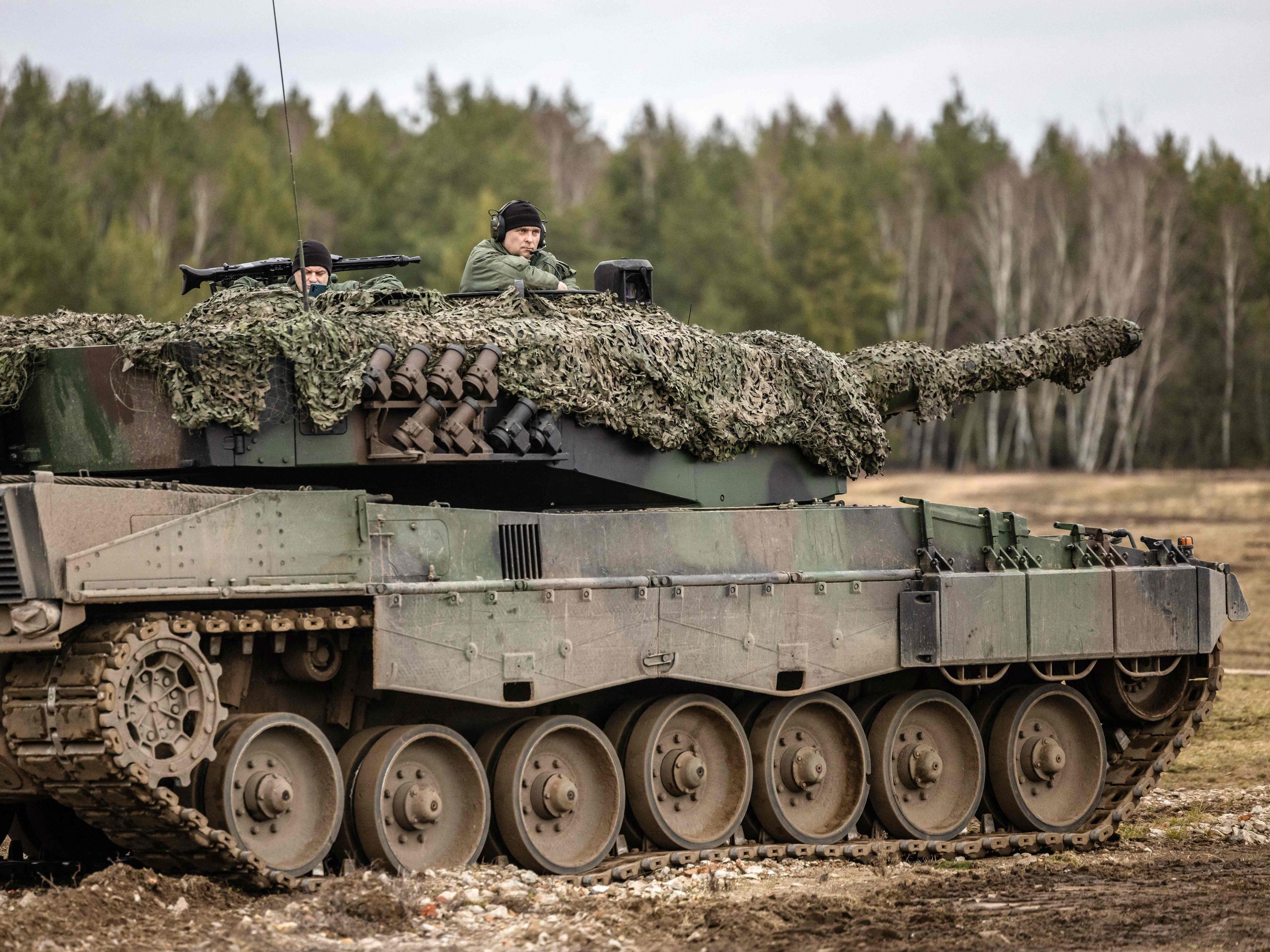 Polen übergab die ersten Panzer an die Ukraine.