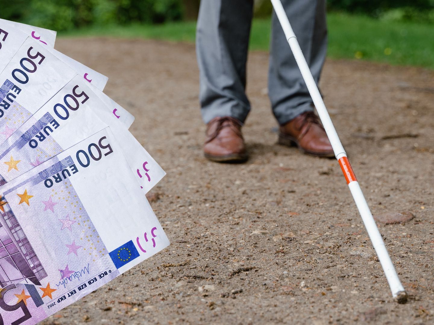 Ein Niederösterreicher hat sich Sozialleistungen mittels vorgetäuschter Blindheit erschwindelt. Ein Niederösterreicher hat sich Sozialleistungen mittels vorgetäuschter Blindheit erschwindelt.