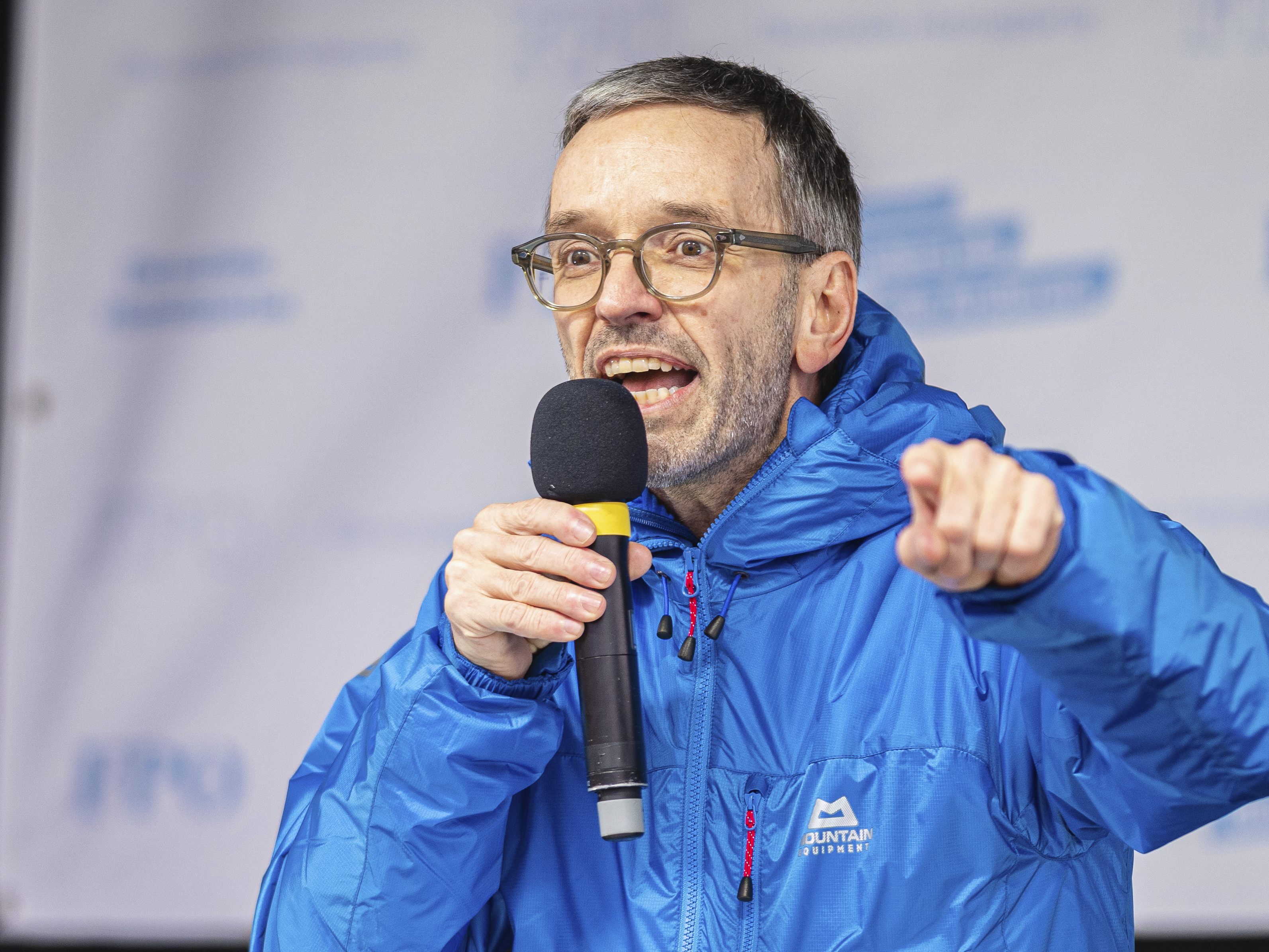Die FPÖ kündigt einen Antrag auf Einsetzung eines Corona-U-Ausschusses an. Die FPÖ kündigt einen Antrag auf Einsetzung eines Corona-U-Ausschusses an.