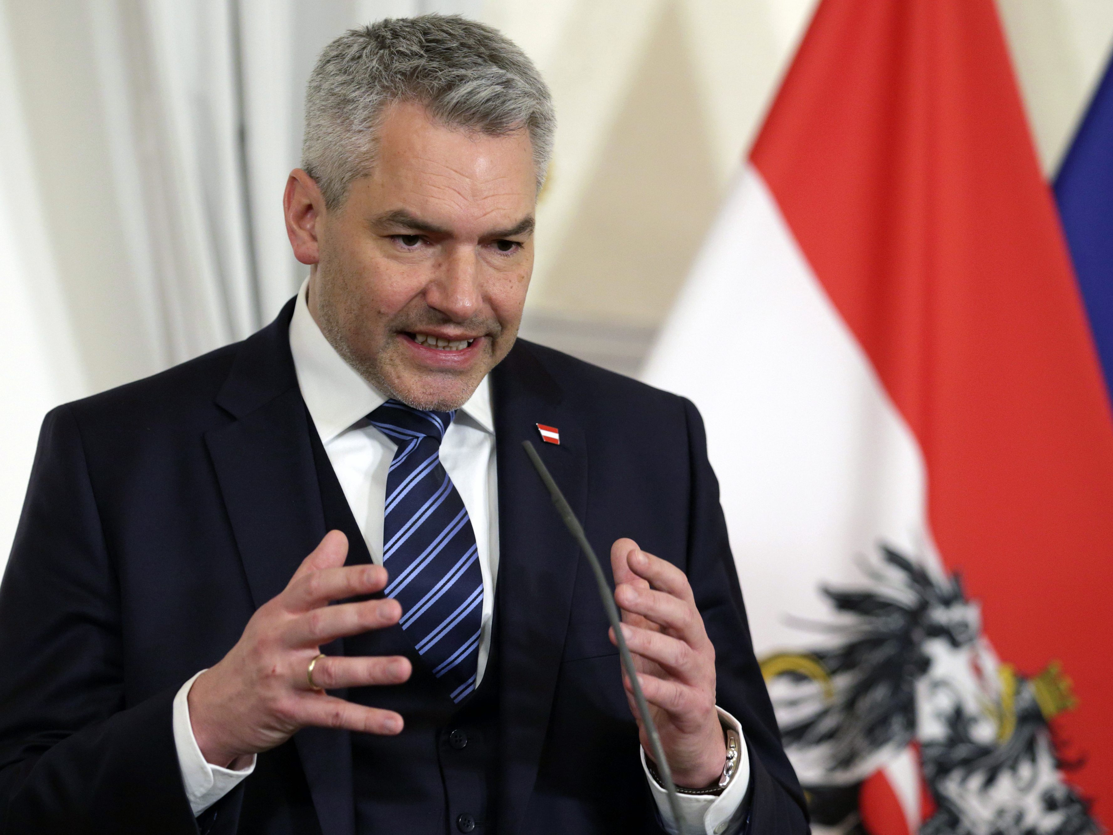 In der Causa um die Cobra-Affäre soll Karl Nehammer selbst als Verdächtiger gelten. In der Causa um die Cobra-Affäre soll Karl Nehammer selbst als Verdächtiger gelten.