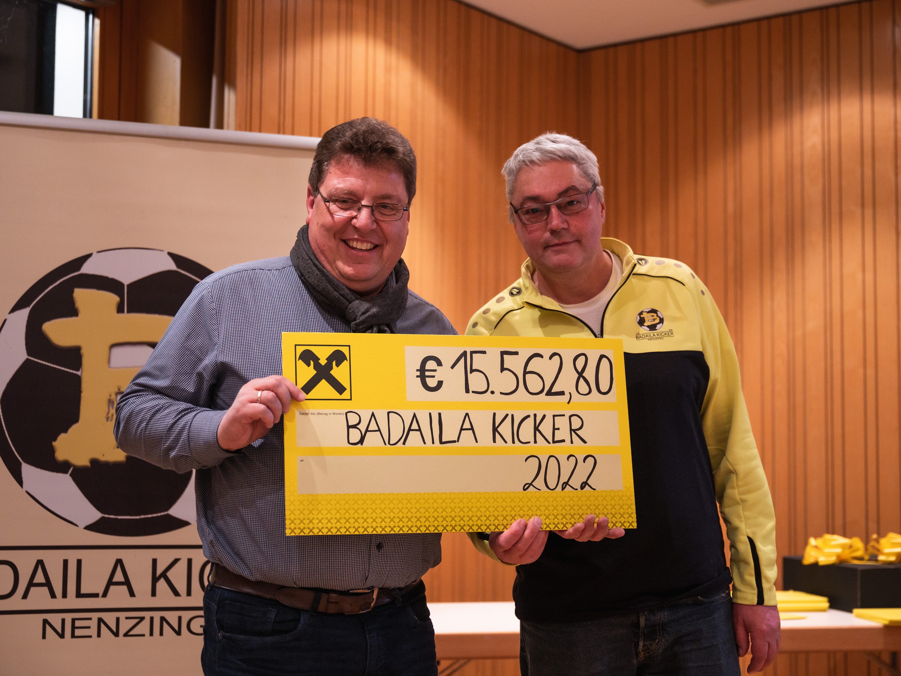 Badaila-Obmann Ernst Gassner übergab den Rekord-Spendenscheck an Frank Stecher. Badaila-Obmann Ernst Gassner übergab den Rekord-Spendenscheck an Frank Stecher.