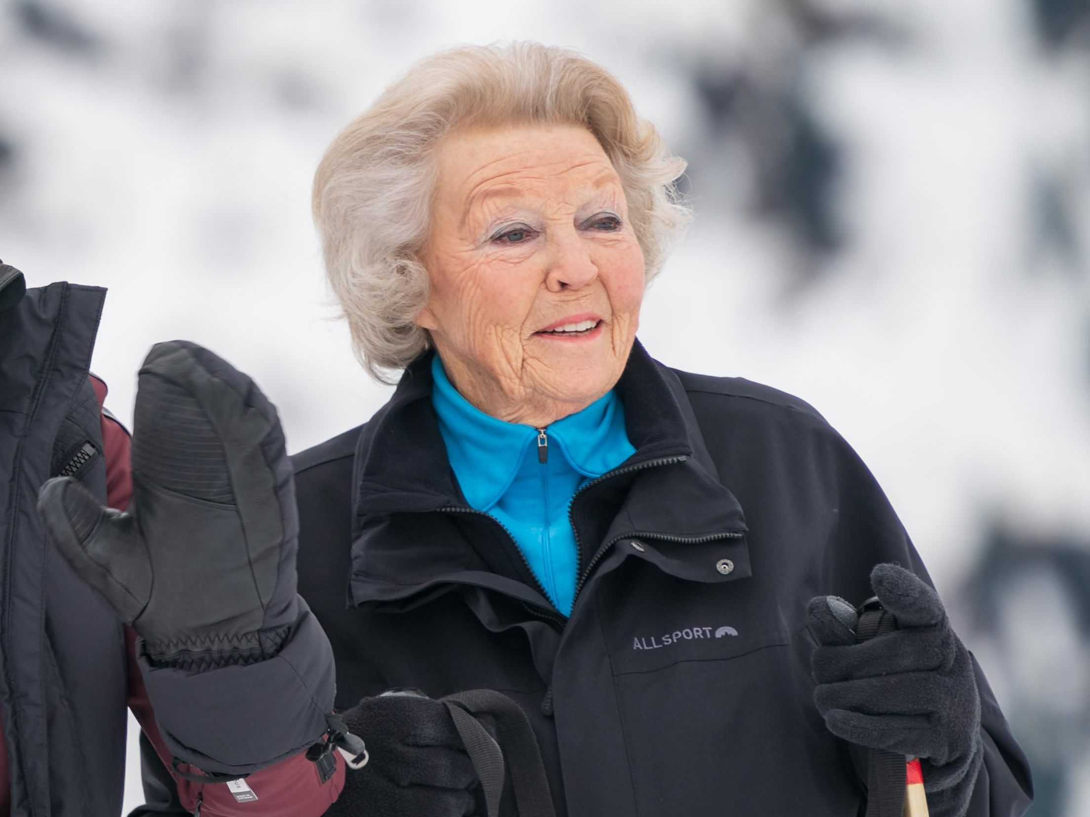 Die 85-Jährige Ex-Königin und nunmehrigePrinzessin (r.) stürzte am Freitag beim Skifahren (Bild aus dem Jahr 2020 mit Königin Maxima).