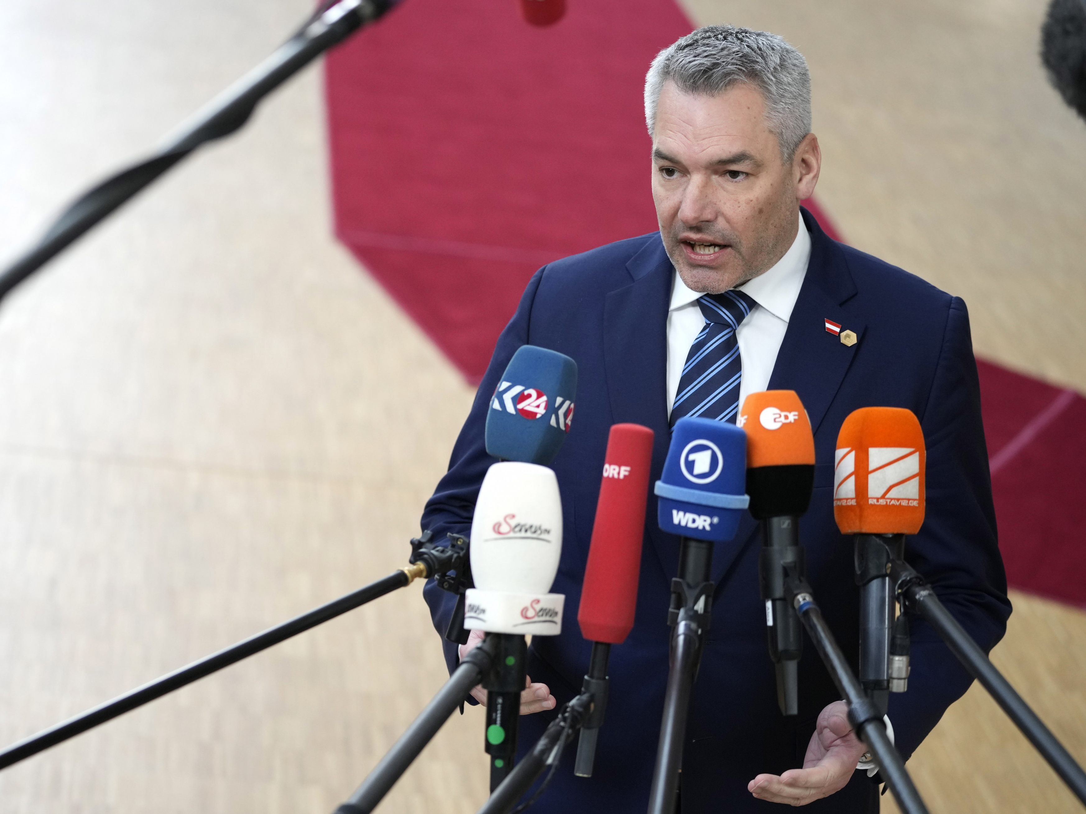 Nehammer erneuert die Forderung nach einer EU-Finanzierung für den Grenzschutz. Nehammer erneuert die Forderung nach einer EU-Finanzierung für den Grenzschutz.