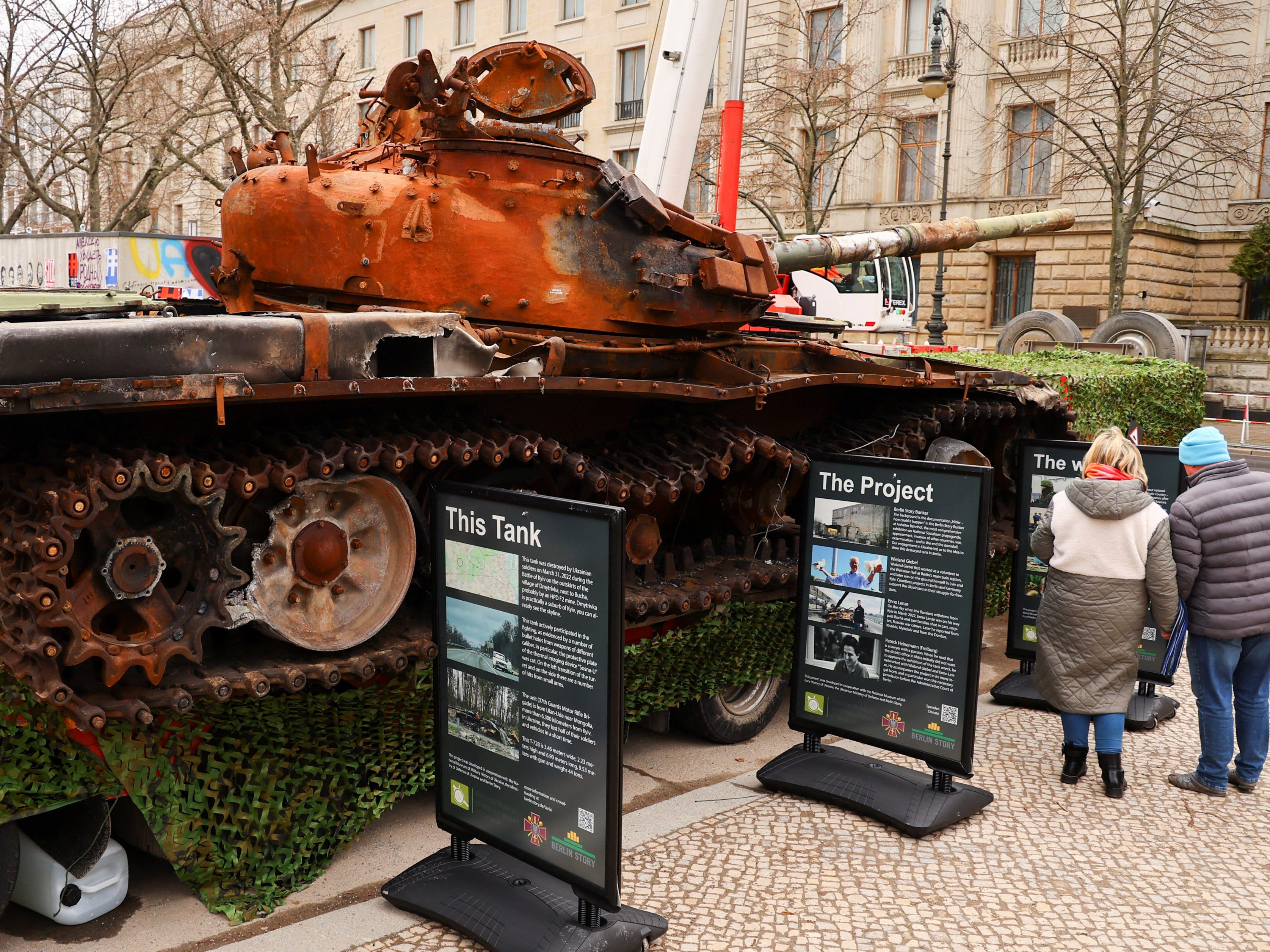 Das Panzer-Wrack vor der russichen Botschaft in Berlin ist eine Protestaktion gegen den Ukraine-Krieg. Das Panzer-Wrack vor der russichen Botschaft in Berlin ist eine Protestaktion gegen den Ukraine-Krieg.