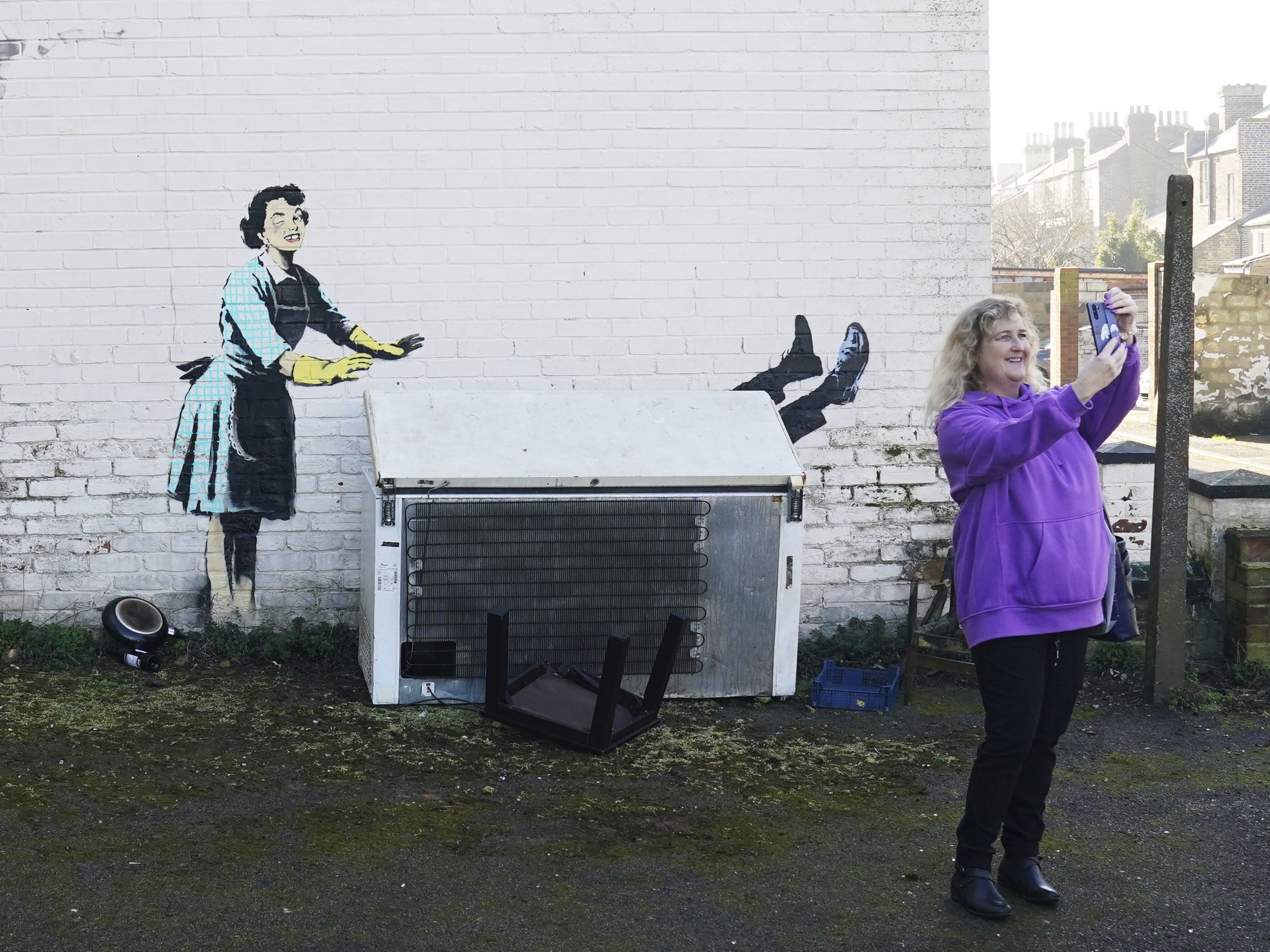 Der Street-Art-Künstler Banksy machte mit seinem neuen Graffiti zum Valentinstag auf häusliche Gewalt aufmerksam. Der Street-Art-Künstler Banksy machte mit seinem neuen Graffiti zum Valentinstag auf häusliche Gewalt aufmerksam.