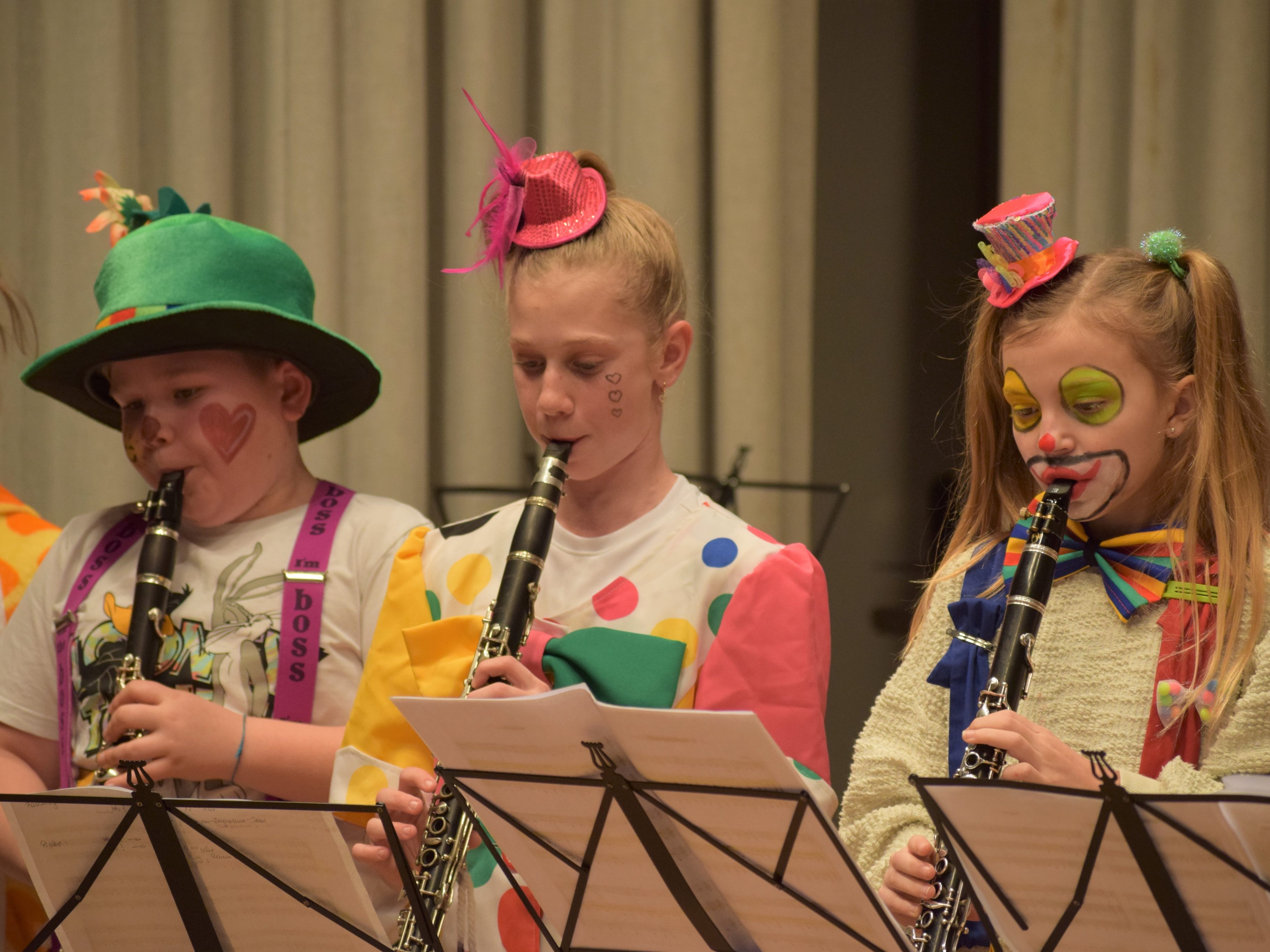 Farbenfrohe Kostüme und fröhliche Musik beim Konzert der Musikschule Bregenzerwald. Farbenfrohe Kostüme und fröhliche Musik beim Konzert der Musikschule Bregenzerwald.