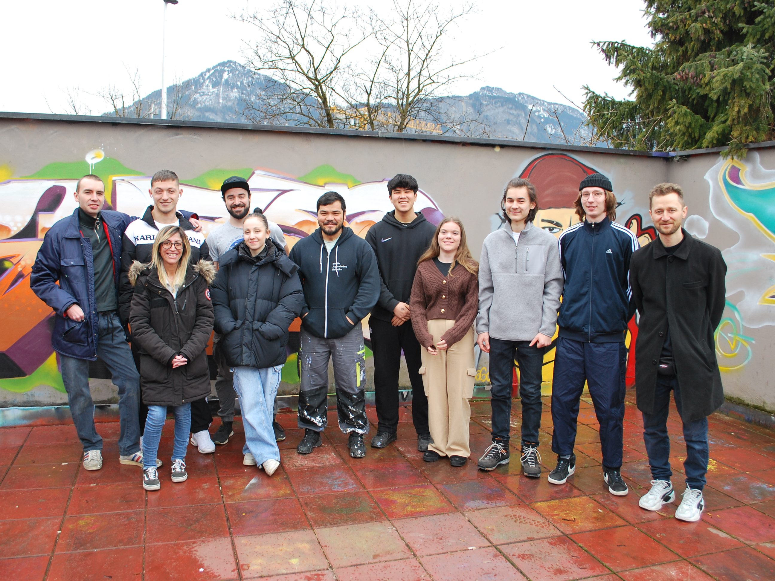 Cihan An (rechts im Bild) freut sich mit seinem Team und Jugendlichen über einen Neustart in der Arena.