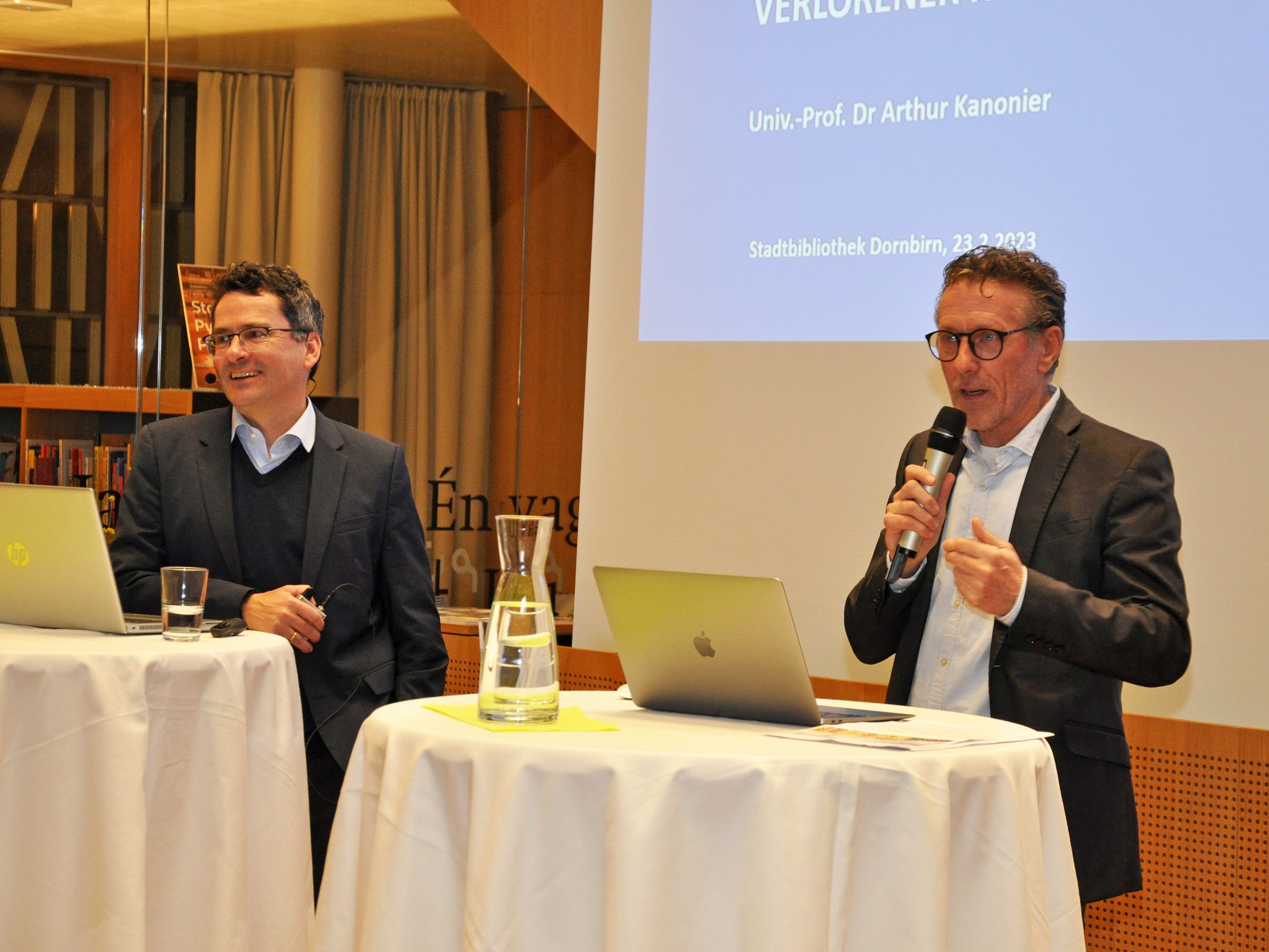 Zukunftsforscher Klaus Kofler (re.) unterhielt sich mit Professor Arthur Kanonier über Herausforderungen in Raumplanung, Bodenpolitik und Bodenmanagement. Zukunftsforscher Klaus Kofler (re.) unterhielt sich mit Professor Arthur Kanonier über Herausforderungen in Raumplanung, Bodenpolitik und Bodenmanagement.