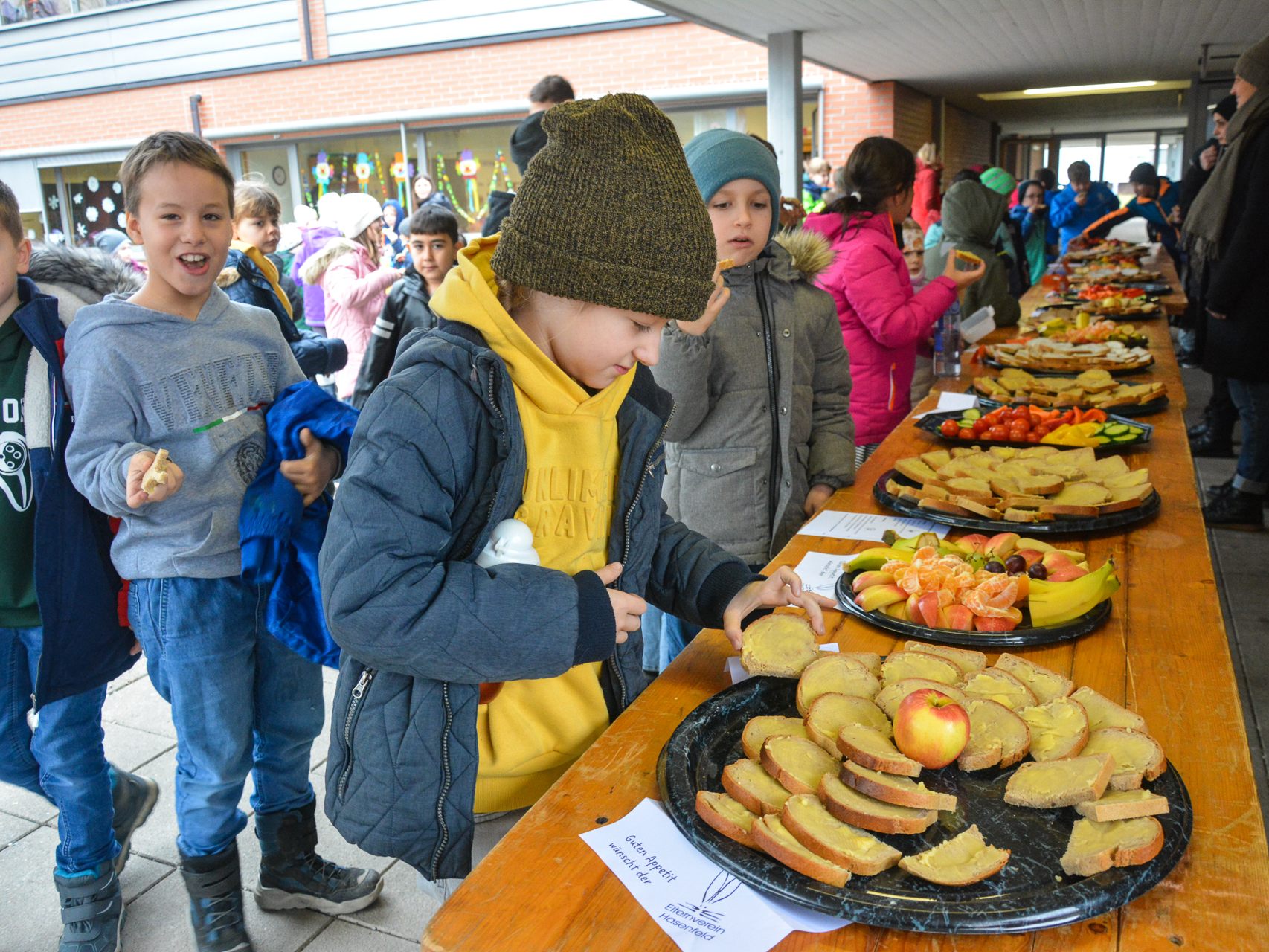 Einmal im Monat erhalten die Schüler der Volksschule Hasenfeld kostenlos eine gesunde Jause vom Elternverein. Einmal im Monat erhalten die Schüler der Volksschule Hasenfeld kostenlos eine gesunde Jause vom Elternverein.