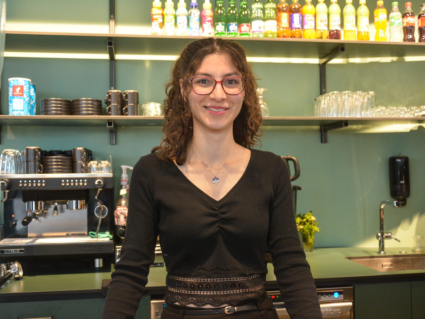 Dilara Haybat (25) heißt die Pächterin vom neu eröffneten Café Dilara im Pfarrweg. Dilara Haybat (25) heißt die Pächterin vom neu eröffneten Café Dilara im Pfarrweg.
