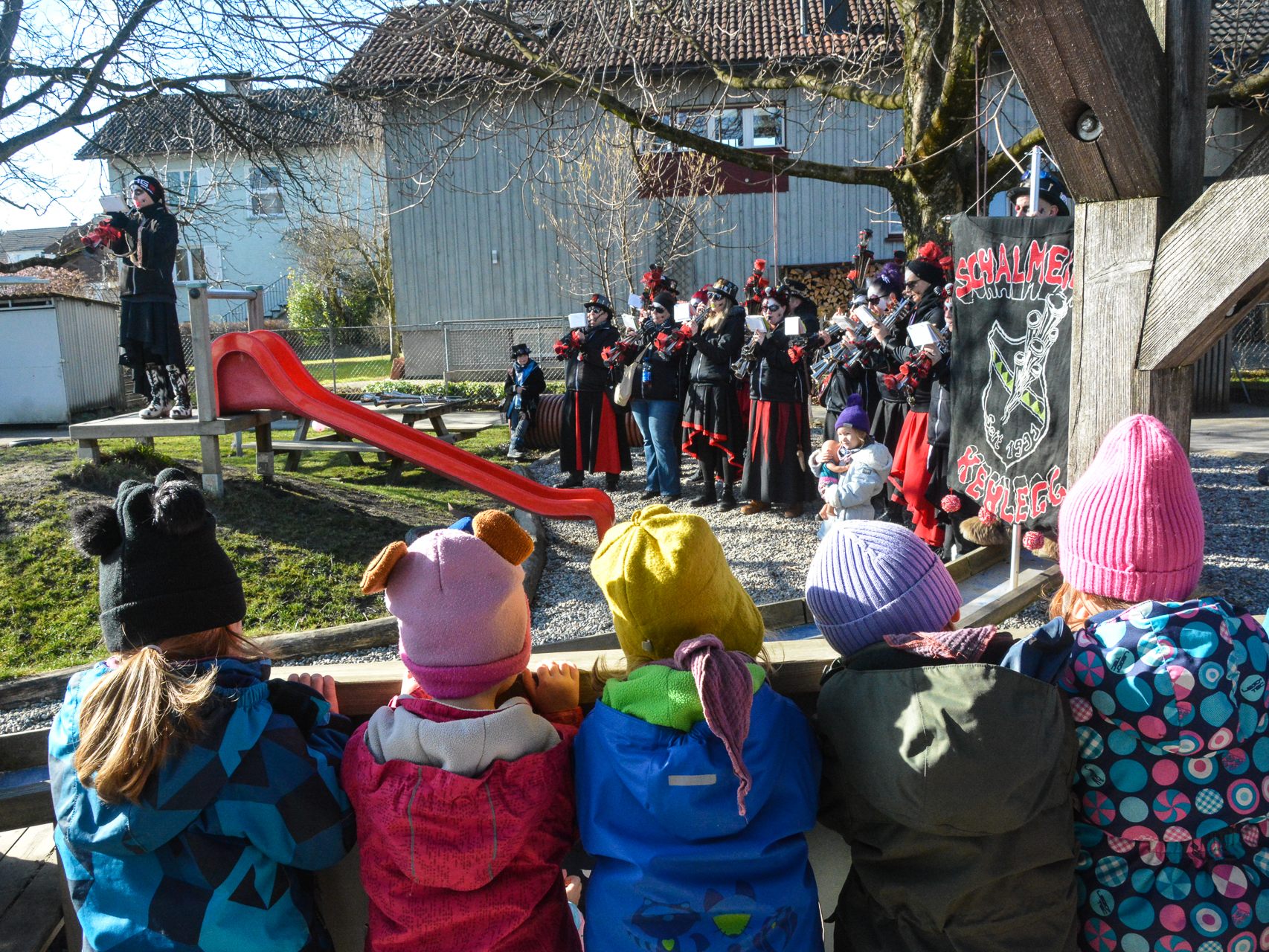 Am Faschingsdienstag besuchte der Schalmeienzug Kehlegg unter anderem den Zwergengarten Montfort. Am Faschingsdienstag besuchte der Schalmeienzug Kehlegg unter anderem den Zwergengarten Montfort.