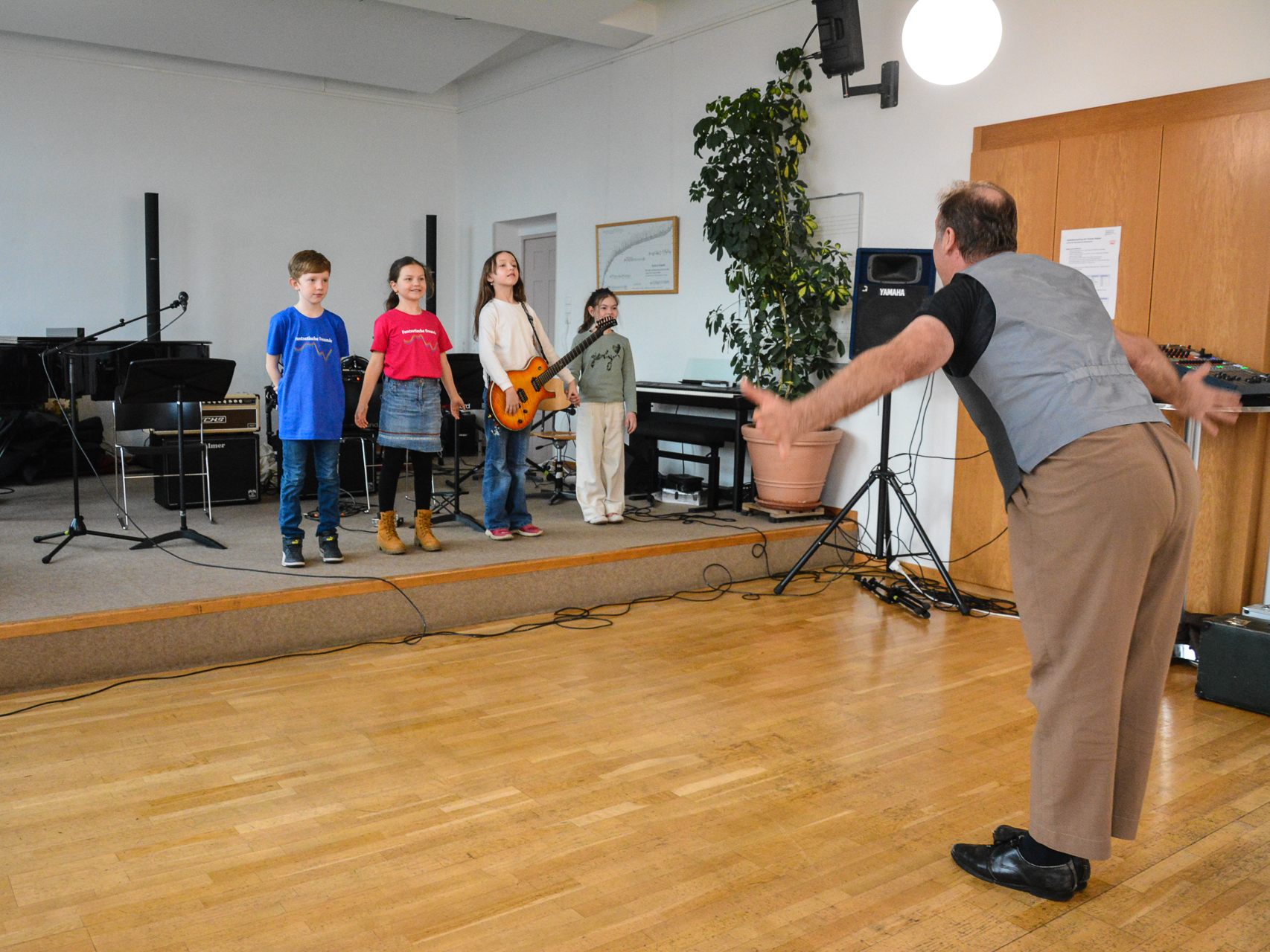 Clown und Pantomime-Experte Thiemo Dalpra bereitete die Schülerinnen und Schüler auf den bevorstehenden Förderpreiswettbewerb vor. Clown und Pantomime-Experte Thiemo Dalpra bereitete die Schülerinnen und Schüler auf den bevorstehenden Förderpreiswettbewerb vor.