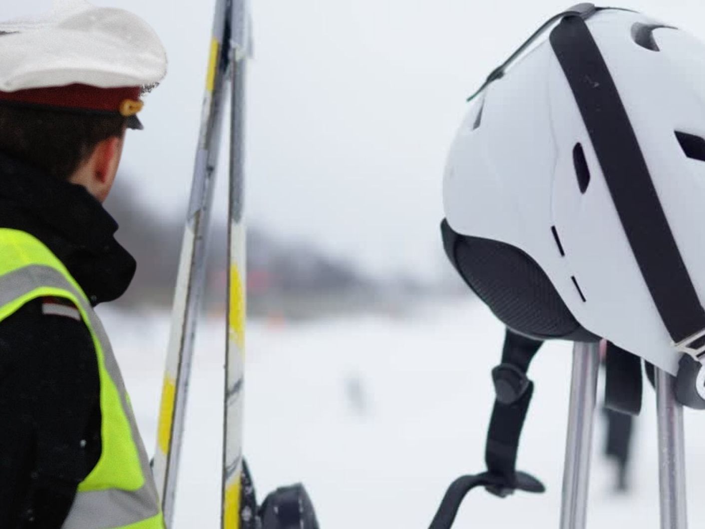 Eine Skifahrerin wurde bei dem Unfall schwer verletzt, die zweite beging Fahrerflucht.