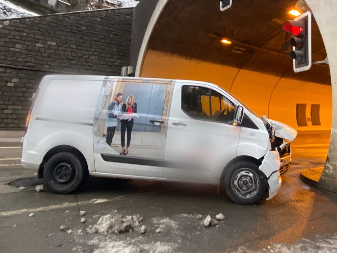 Am Fahrzeug entstand Totalschaden. Am Fahrzeug entstand Totalschaden.