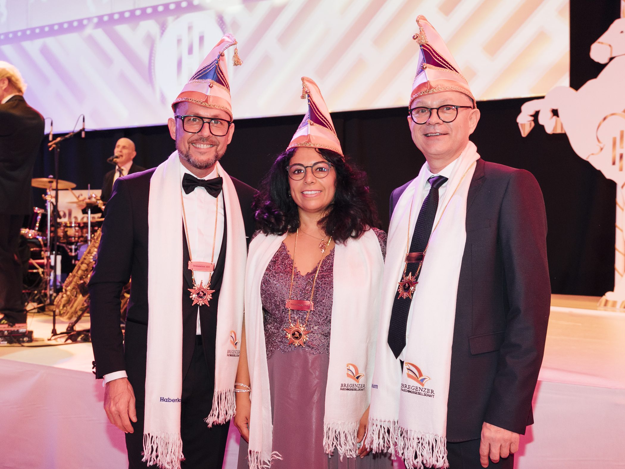 Neben Bürgermeister Michael Ritsch wurden Frau Fabiana Stolz und Herr Dr. Meinrad Einsle mit dem Titel „Ehrensenatsrätin oder Ehrensenatsrat der Bregenzer Faschingsgesellschaft“ geehrt. Neben Bürgermeister Michael Ritsch wurden Frau Fabiana Stolz und Herr Dr. Meinrad Einsle mit dem Titel „Ehrensenatsrätin oder Ehrensenatsrat der Bregenzer Faschingsgesellschaft“ geehrt.