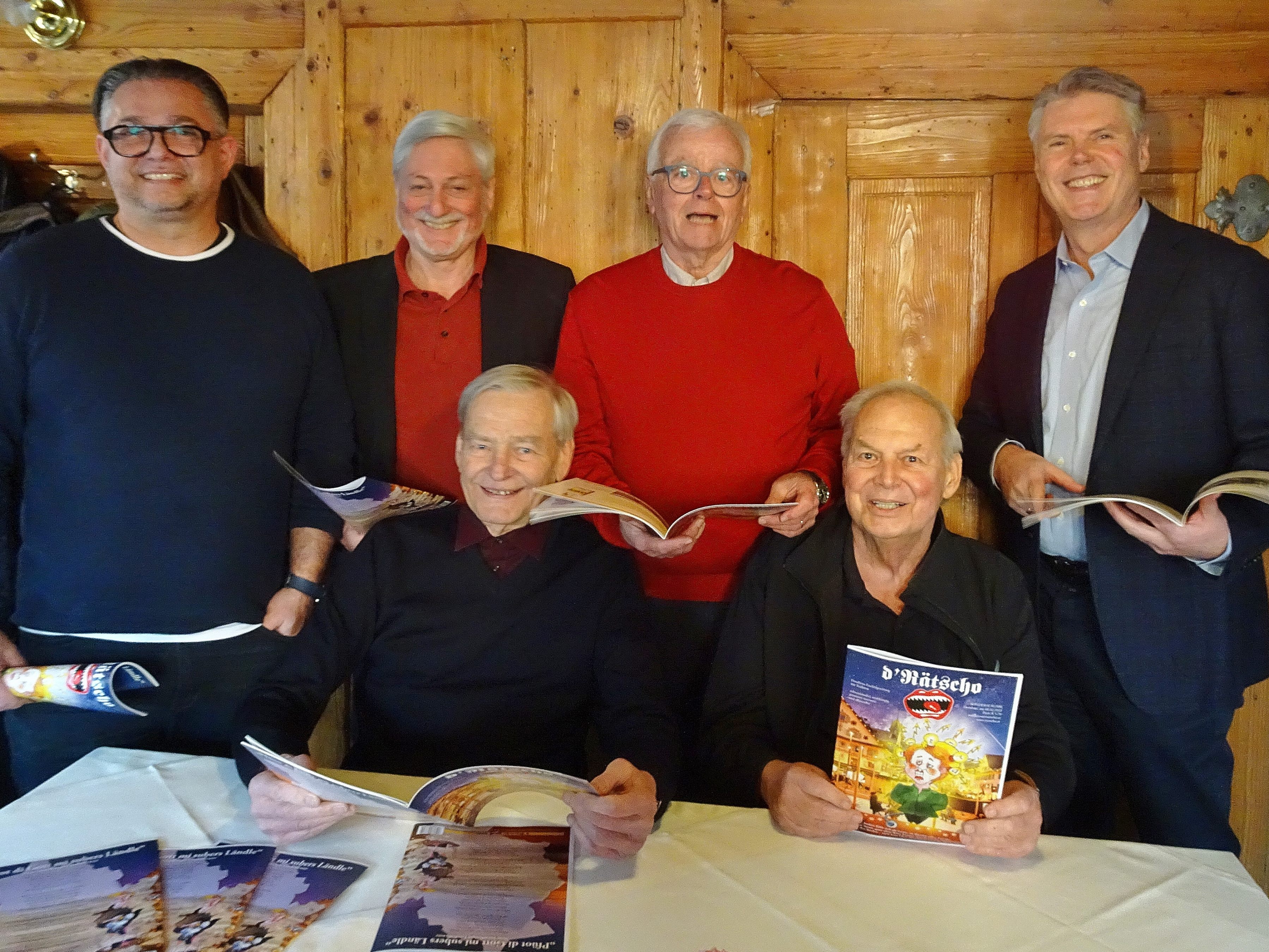 Das Redaktions-Team der Rätscho freute sich nach langer Corona-Pause ihre neueste Ausgabe präsentieren zu dürfen.