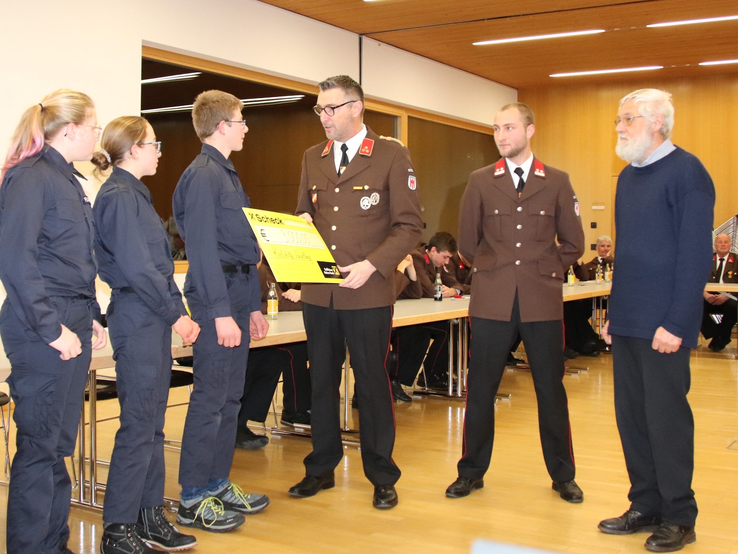 Dankbar nahm der Krebshilfe-Vizepräsident Dr. Helmut Eiter (re.) den Spendenscheck entgegen. Dankbar nahm der Krebshilfe-Vizepräsident Dr. Helmut Eiter (re.) den Spendenscheck entgegen.