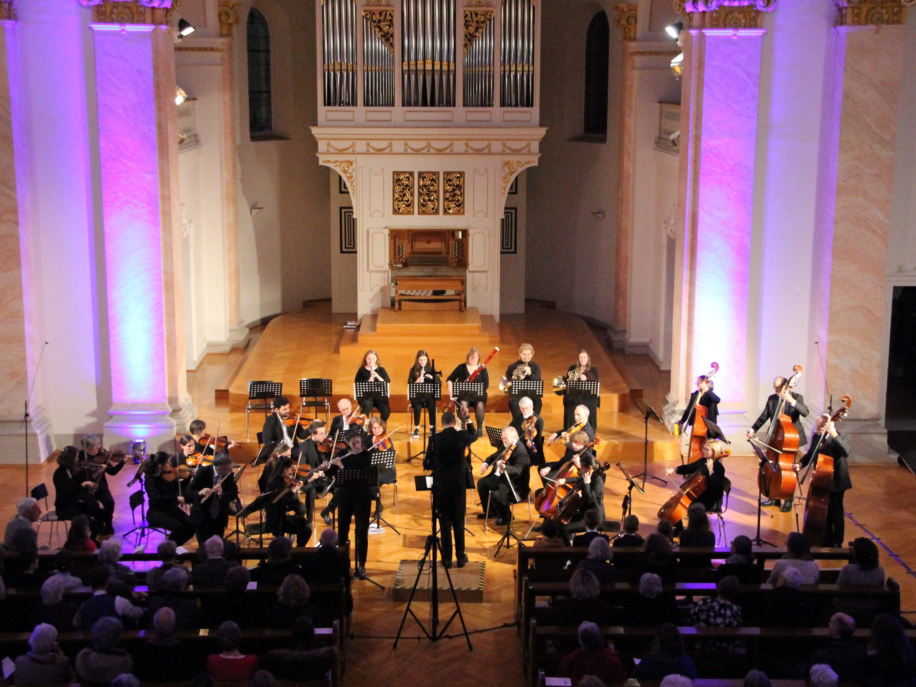Das Stadtorchester Feldkirch spielte im Wechselspiel mit zwei ausgezeichneten Flötensolisten. Das Stadtorchester Feldkirch spielte im Wechselspiel mit zwei ausgezeichneten Flötensolisten.