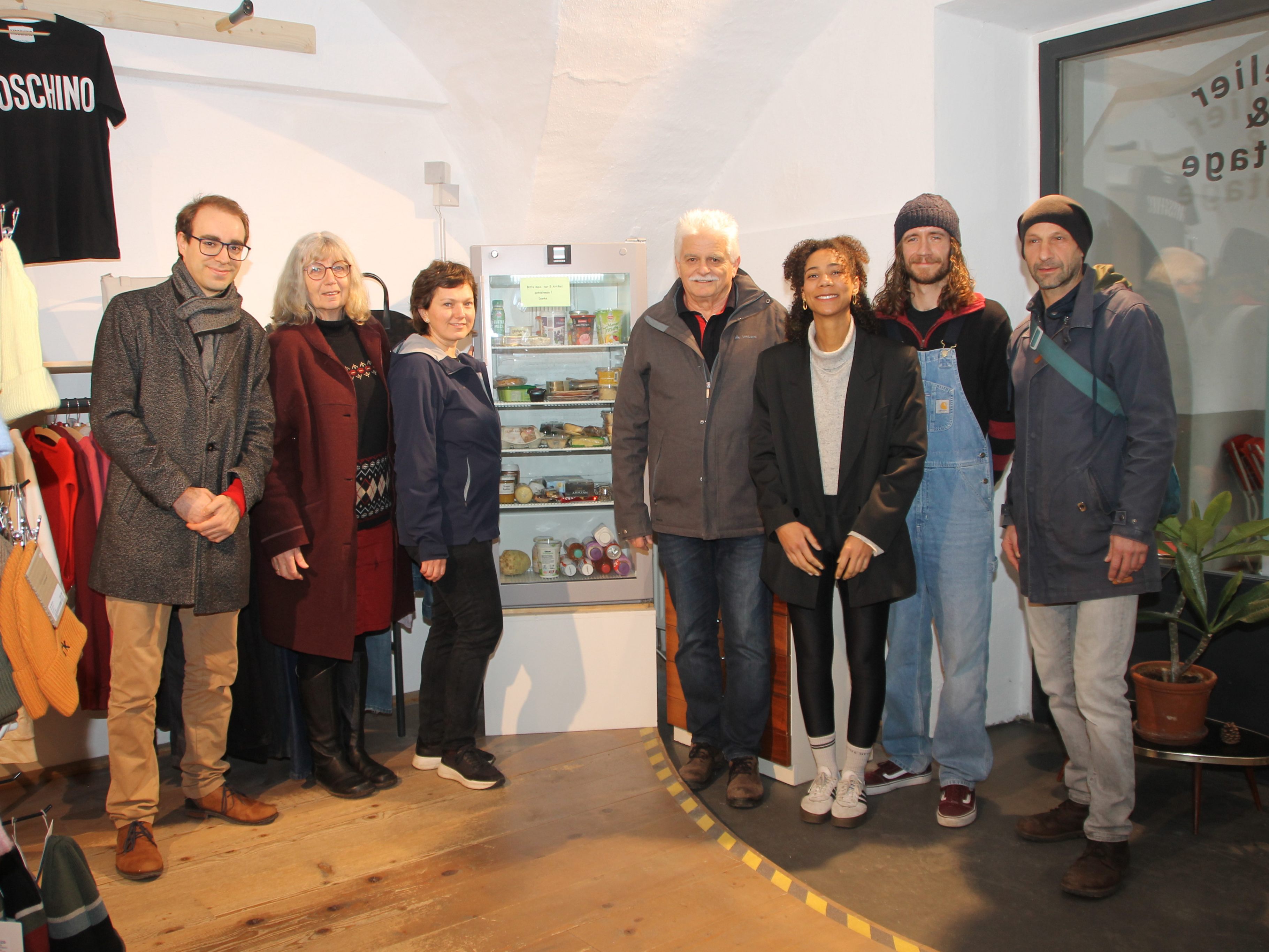 Stolz wurde der neue Standort des Offenen Kühlschranks in der Marktgasse präsentiert.