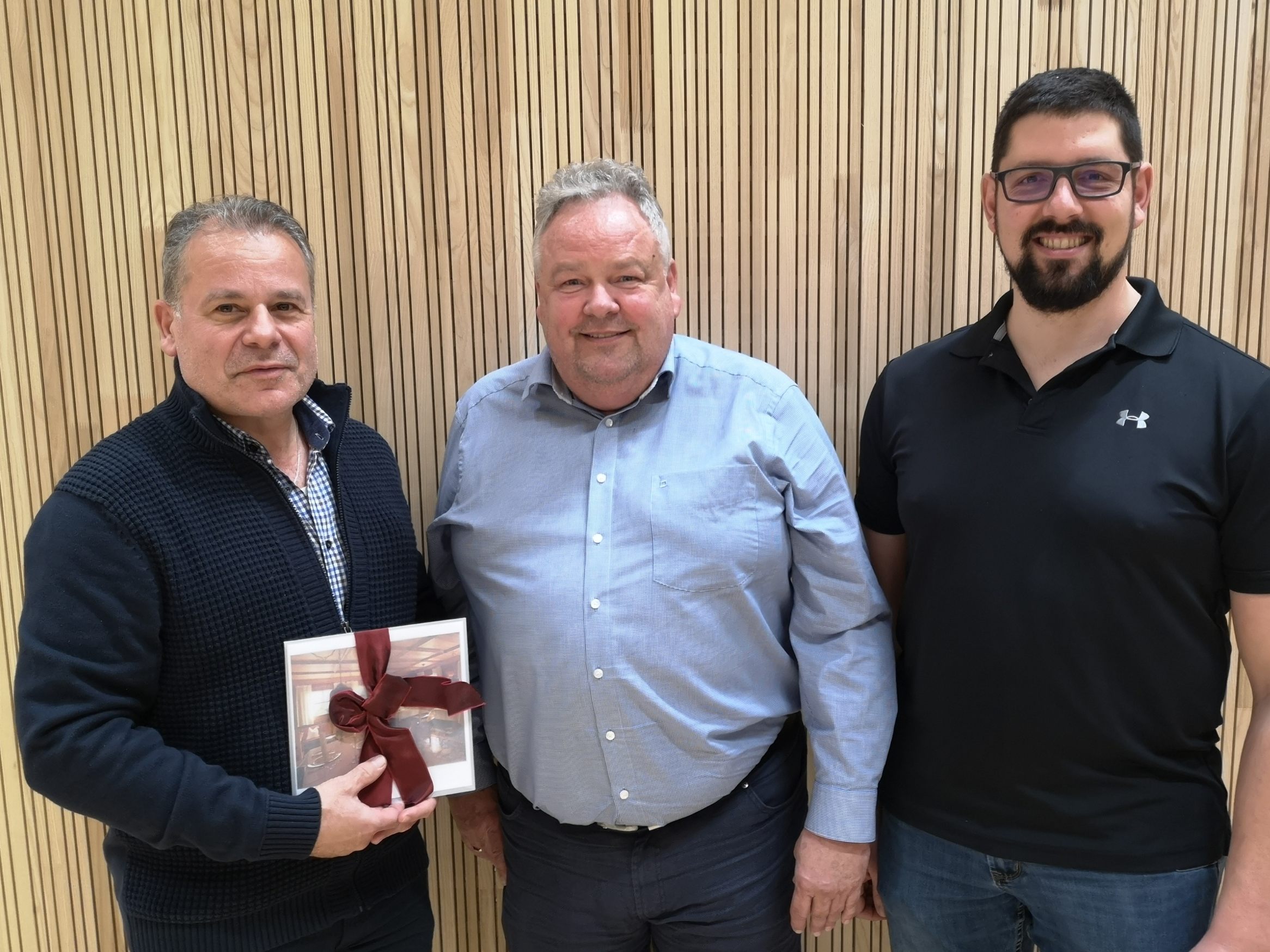 Bürgermeister Karl Wutschitz dankte dem scheidenden Gemeinderat Norbert Schnetzer und begrüßte Nachfolger Matthias Walser Bürgermeister Karl Wutschitz dankte dem scheidenden Gemeinderat Norbert Schnetzer und begrüßte Nachfolger Matthias Walser