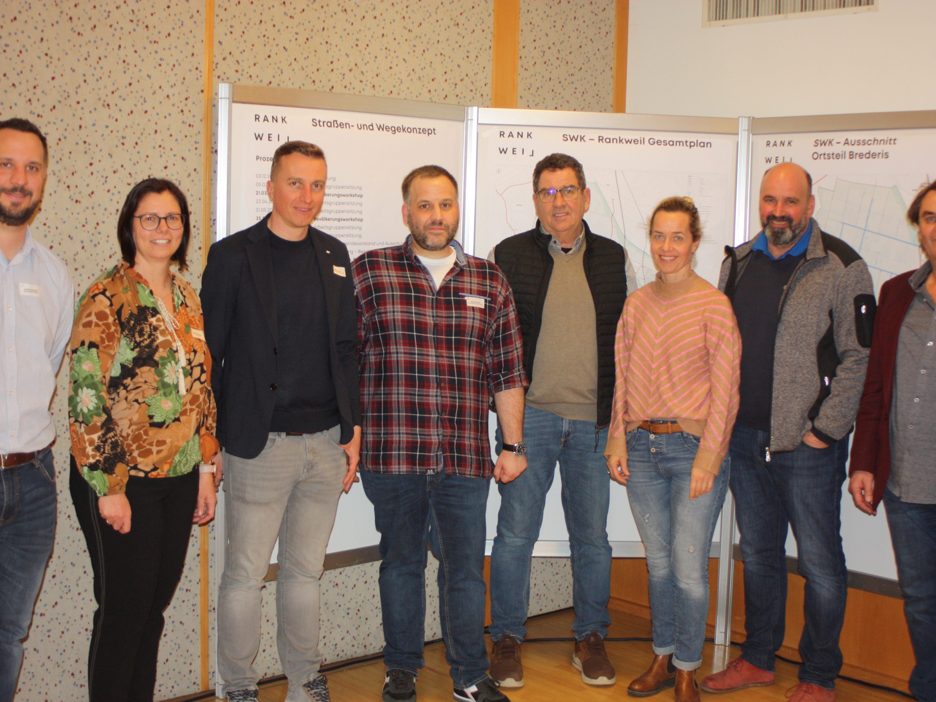 Politiker, Gemeinde-Mitarbeiter und Verkehrsplaner stellten sich in Brederis den Fragen der Bürger. Politiker, Gemeinde-Mitarbeiter und Verkehrsplaner stellten sich in Brederis den Fragen der Bürger.