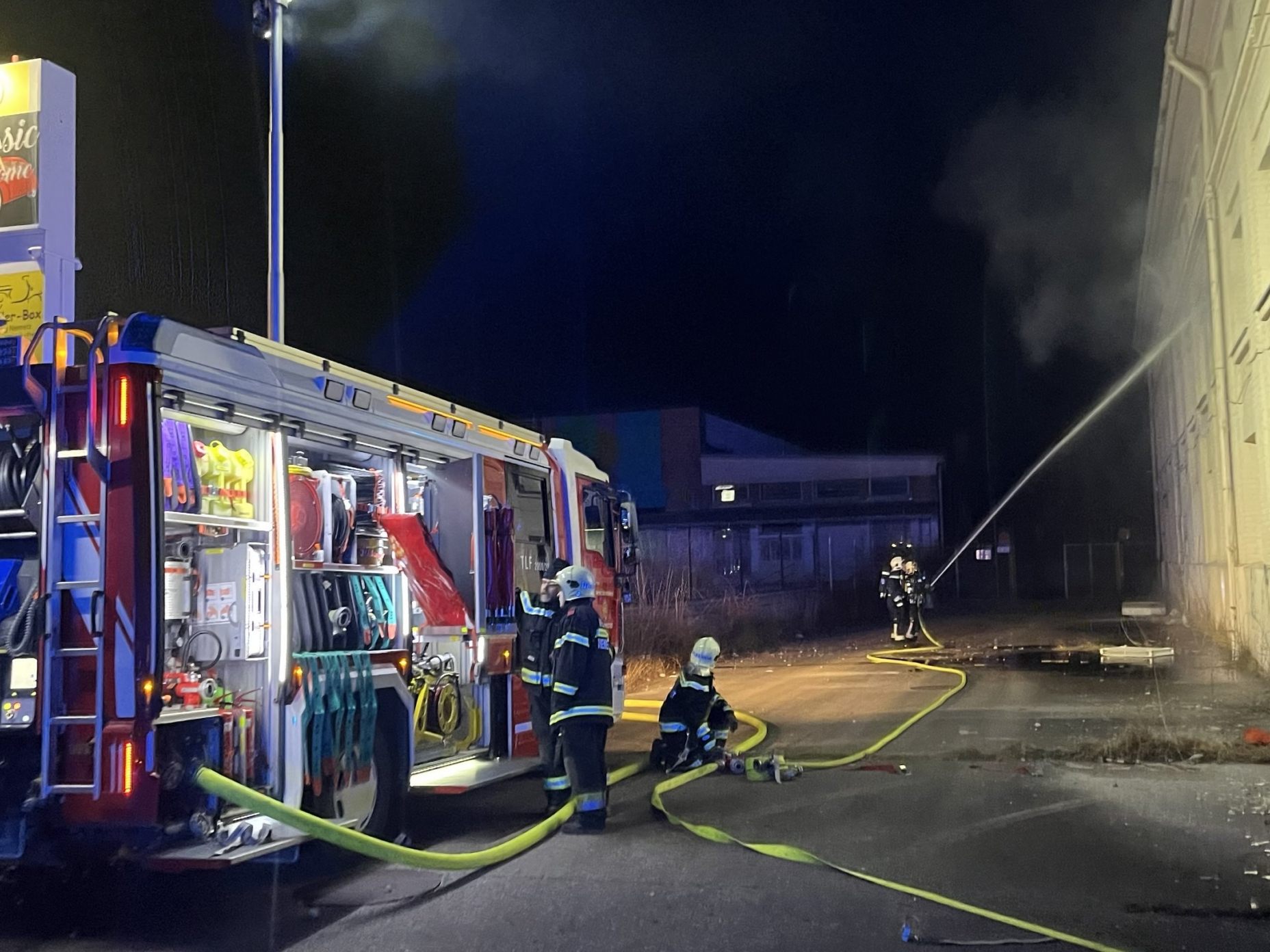 Ein Brand in einem leerstehenden Gebäude in Wiener Neustadt konnte rasch gelöscht werden. Ein Brand in einem leerstehenden Gebäude in Wiener Neustadt konnte rasch gelöscht werden.