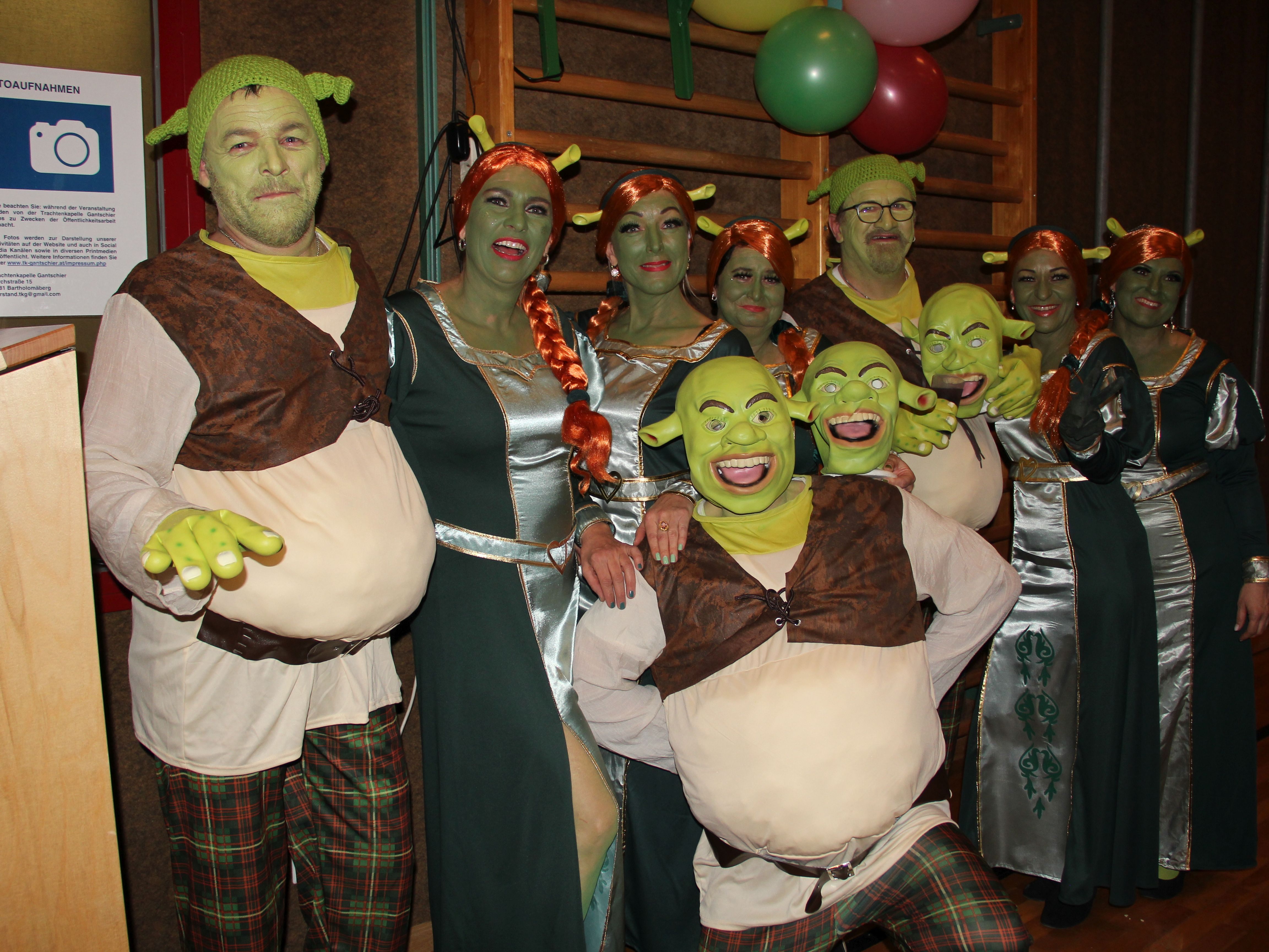 Aufwändig gestaltet waren diese Kostüme der Shreks mit ihren Fionas . Aufwändig gestaltet waren diese Kostüme der Shreks mit ihren Fionas .