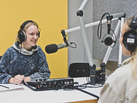 Als Gestalterin ist Joana auf der Suche nach neuen Wegen und experimentiert mit medialen Ausdrucksformen. © FHV/Patricia Keckeis Als Gestalterin ist Joana auf der Suche nach neuen Wegen und experimentiert mit medialen Ausdrucksformen. © FHV/Patricia Keckeis