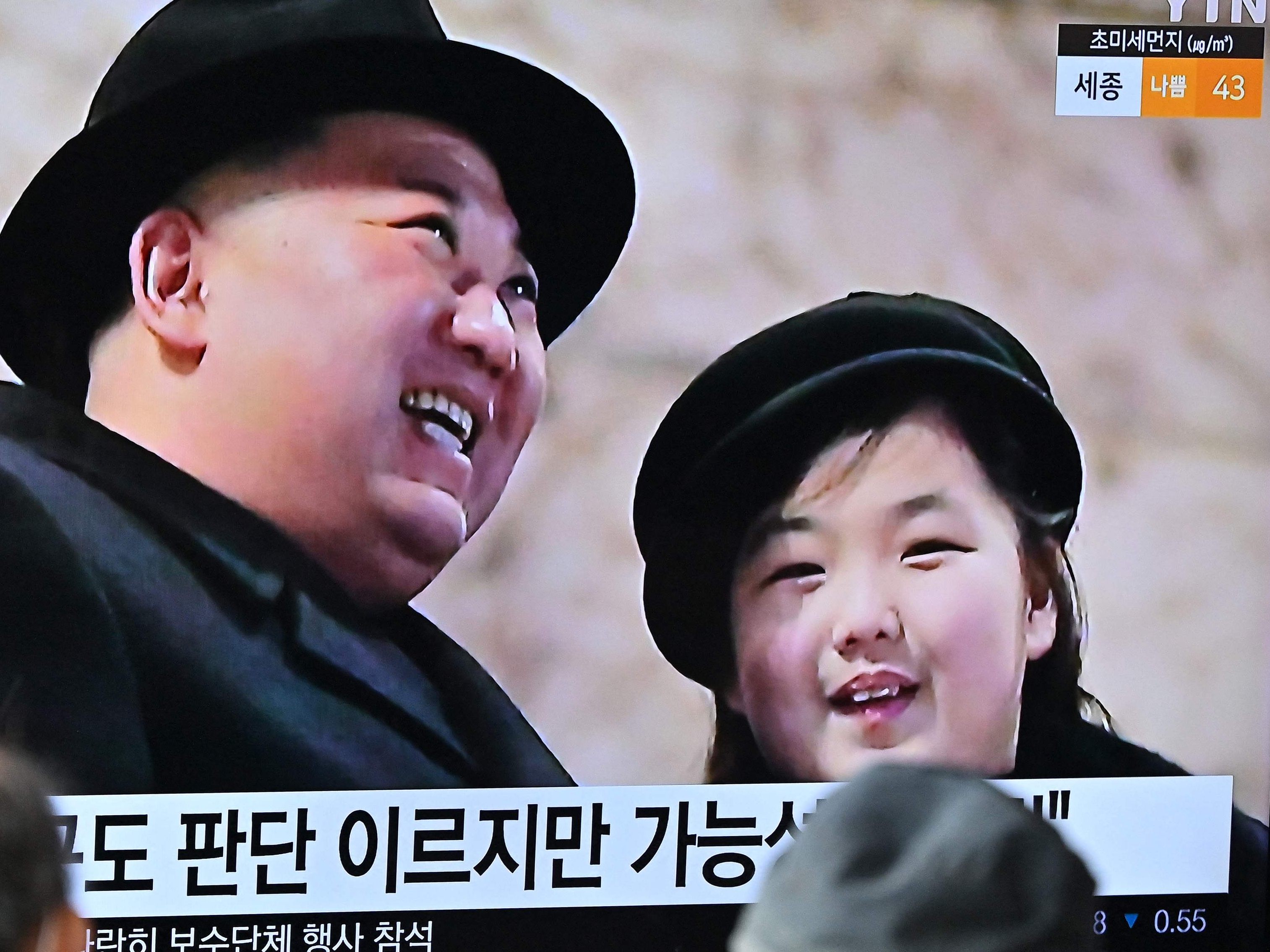 Nordkoreas Diktator Kim Jong Un mit seiner Tochter Kim Ju Ae im Südkoreanischen TV. Nordkoreas Diktator Kim Jong Un mit seiner Tochter Kim Ju Ae im Südkoreanischen TV.