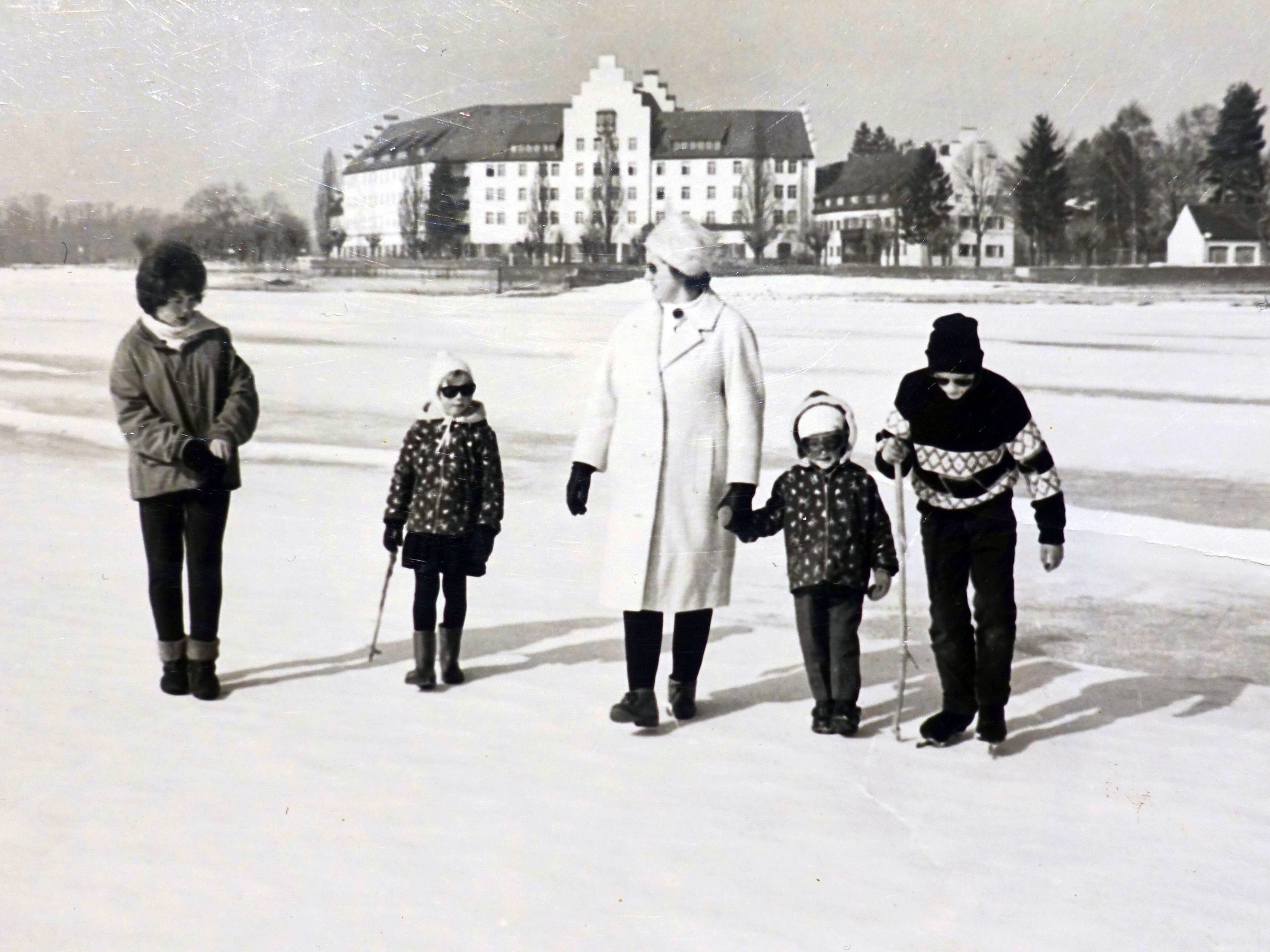 Die Familie Bennat – Irmgard, Margit, Mama Magdalena, Günter und Josef – am 3. März 1963 beim Spaziergang auf dem zugefrorenen Bodensee, weit draußen vor der ehemaligen Rhomberg-Kaserne. Die Familie Bennat – Irmgard, Margit, Mama Magdalena, Günter und Josef – am 3. März 1963 beim Spaziergang auf dem zugefrorenen Bodensee, weit draußen vor der ehemaligen Rhomberg-Kaserne.