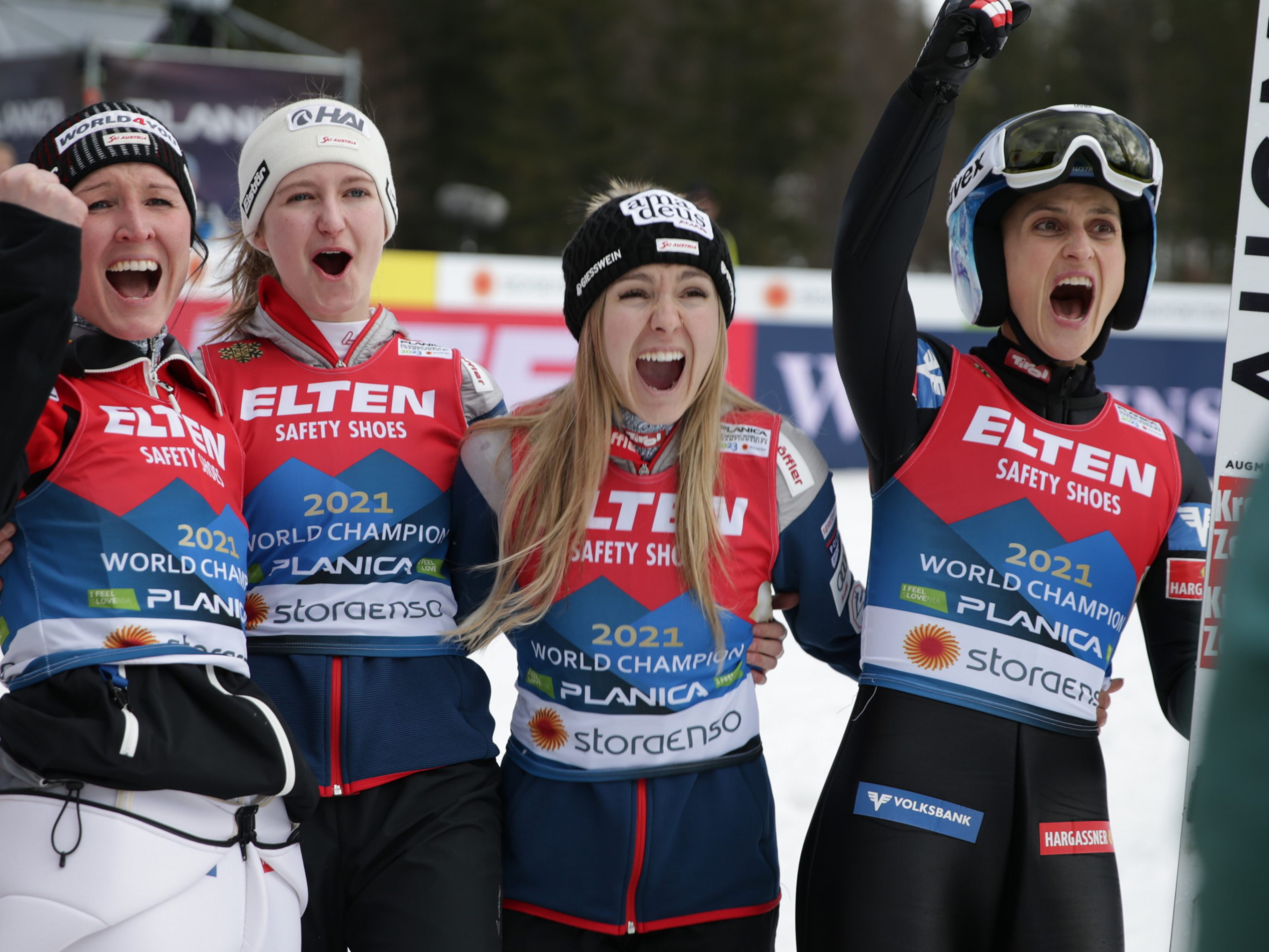 Eva Pinkelnig (r.) kann mit dem Team über die Silbermedaille jubeln.