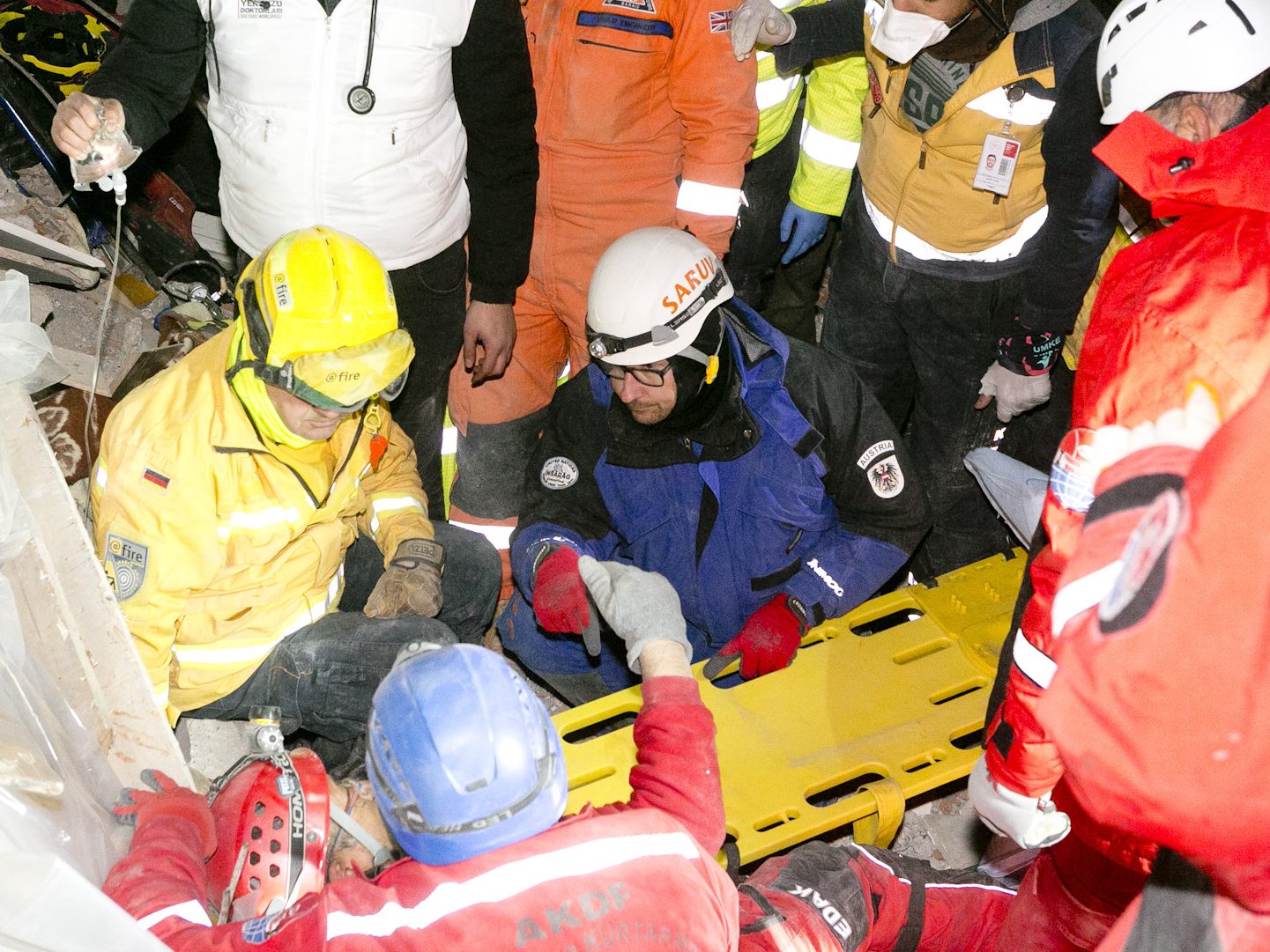 Die Retter aus Vorarlberg bergen die 15-Jährige aus den Trümmern. Die Retter aus Vorarlberg bergen die 15-Jährige aus den Trümmern.